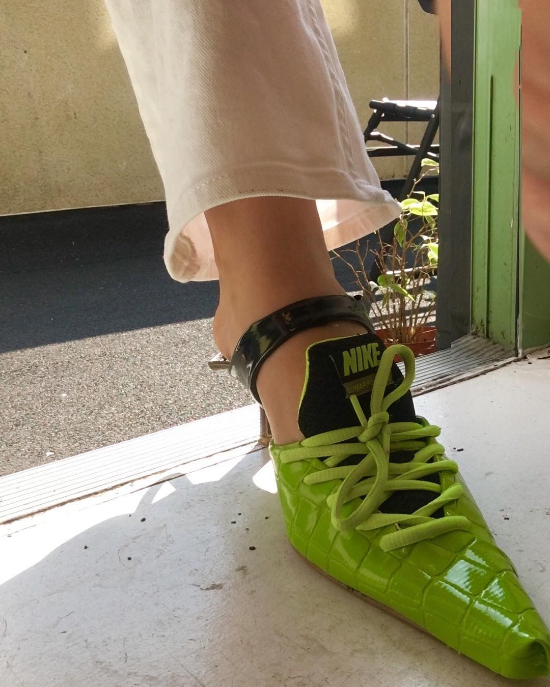 薩爾卡發現有數對Nike舊波鞋，她知道自己不會再穿但又不想直接丟棄，靈機一觸就把它們重用，製作成自己喜愛穿的小貓踭鞋（kitten heels）。（「ancutasarca」IG圖片）