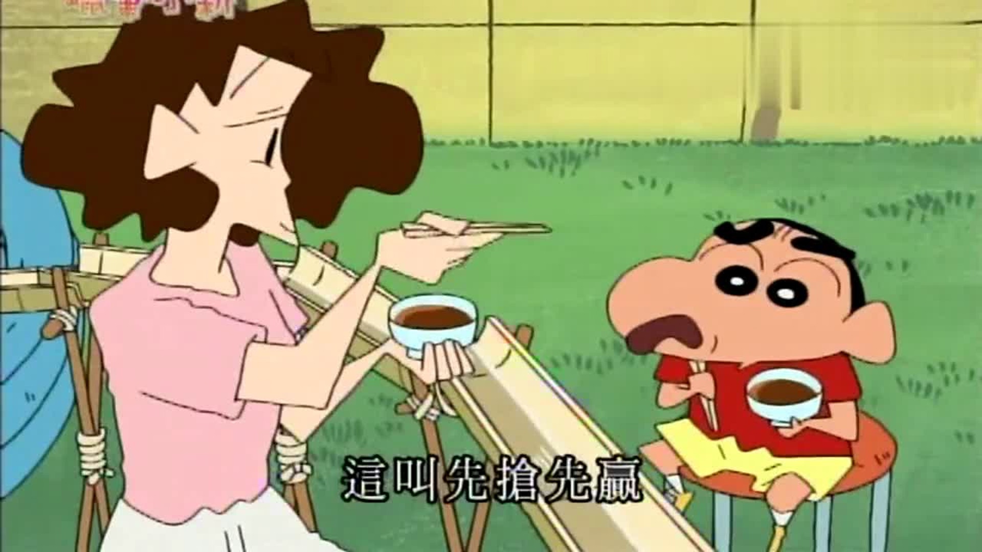 日本傳統上,會在戶外搭竹棚,並加上流水,在用筷子夾起在上面流動的麵條。(《蠟筆小新》截圖) 日本傳統上,會在戶外搭竹棚,並加上流水,在用筷子夾起在上面流動的麵條。(《蠟筆小新》截圖)