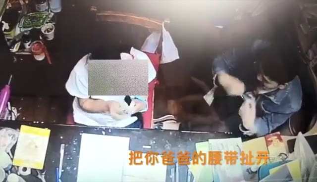 父母查看閉路電視畫面時，竟看到該名男補習老師唸唸有詞稱「把爸爸的皮帶鬆開，把他勒死」。（微博圖片）