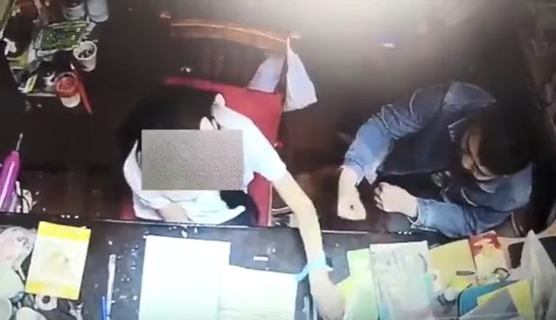 上海的張先生半年前透過網站「第一家教網」,請來一名英文系在校研究生來幫女兒上門補習英文。(微博圖片)