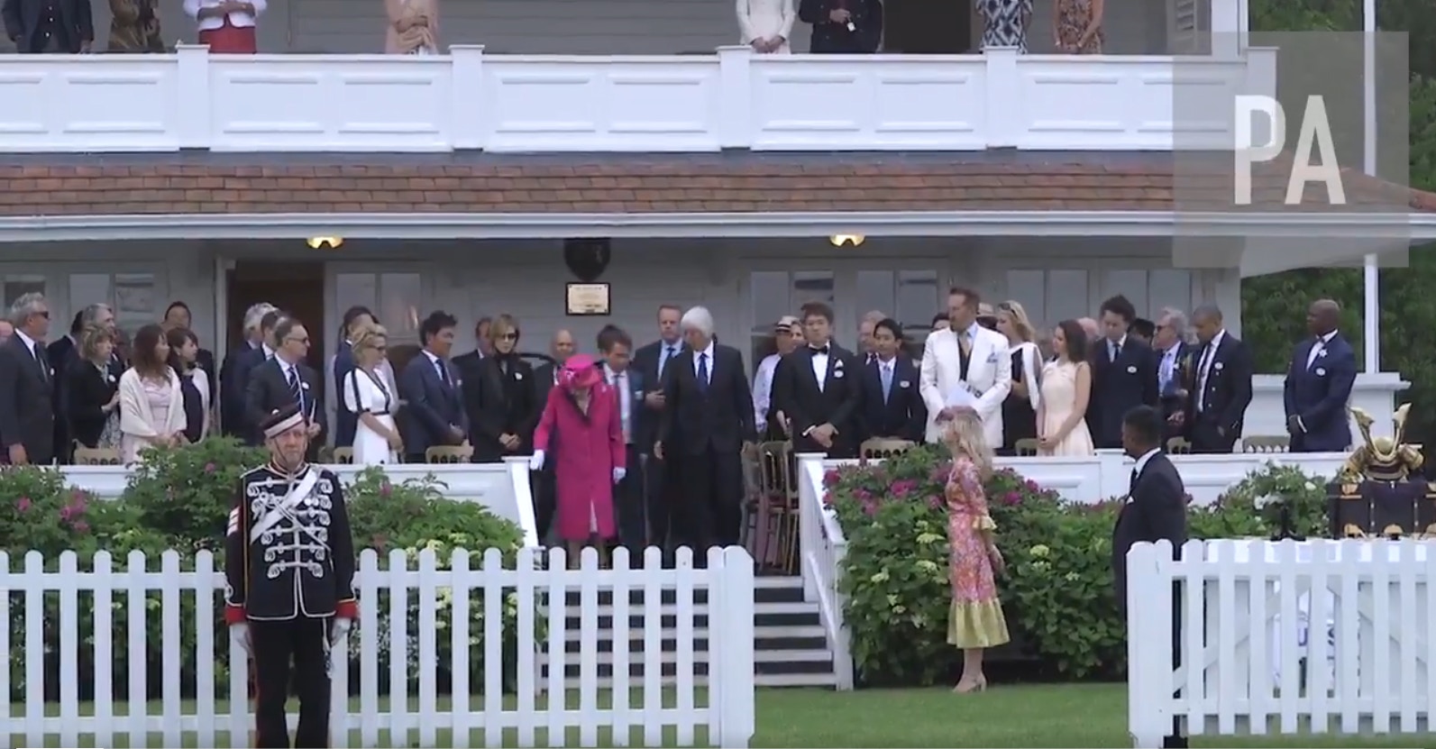 Yoshiki圍巾意外搭英女王肩上x Japan靈魂人物表情hold不住 香港01 環球趣聞