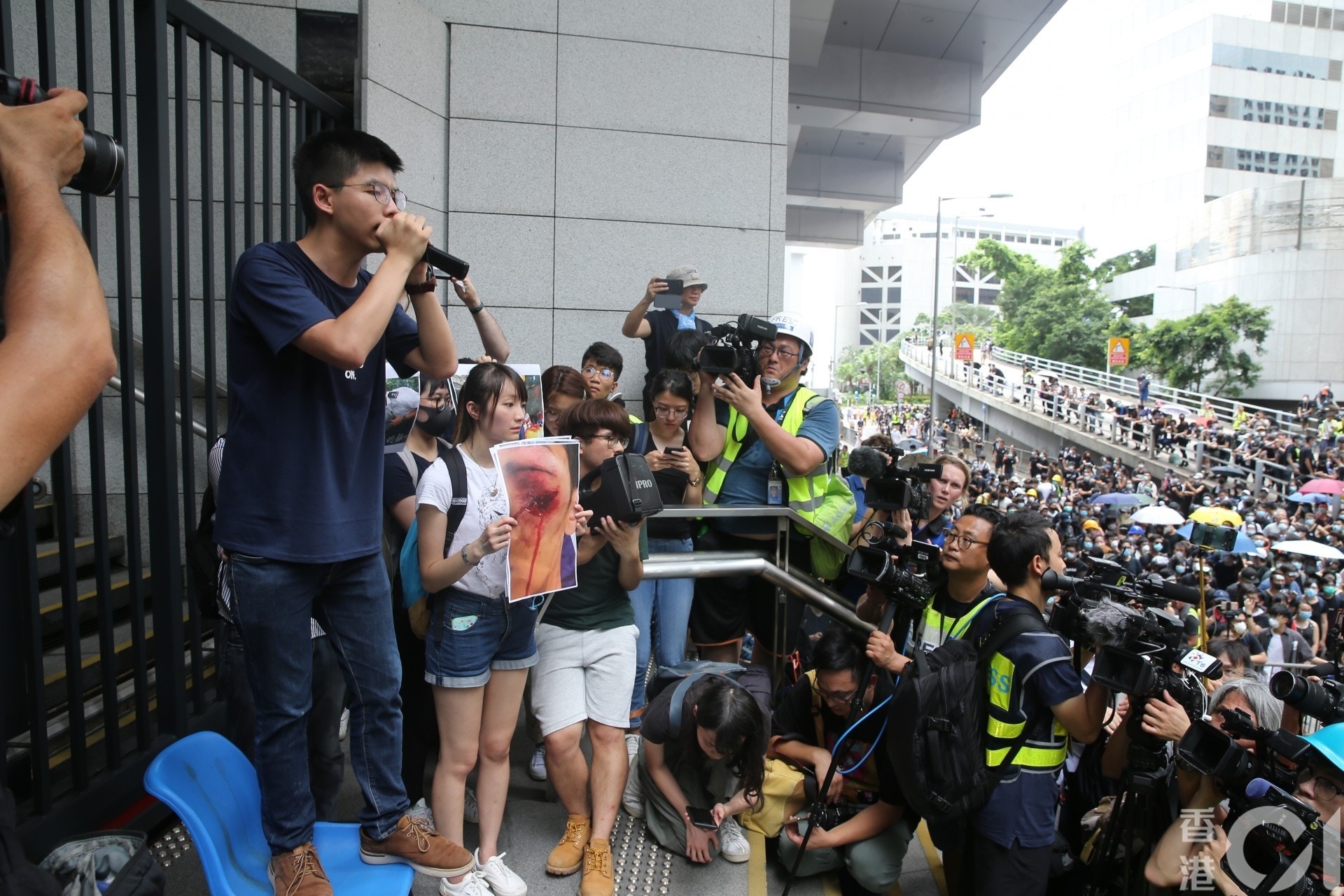 香港眾志成員黃之鋒在警總外帶領示威者高呼「追究黑警」、「黑警可恥」、「我們沒有暴動」等，沒有理會談判專家勸說。（資料圖片／蔡正邦攝）