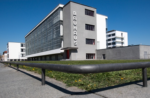 位於德紹（Dessau）的包浩斯設計學校，建築由創始人格羅佩斯親自設計，樓高四層，外觀長長方方，談不上十分搶眼。（Gettyimages）