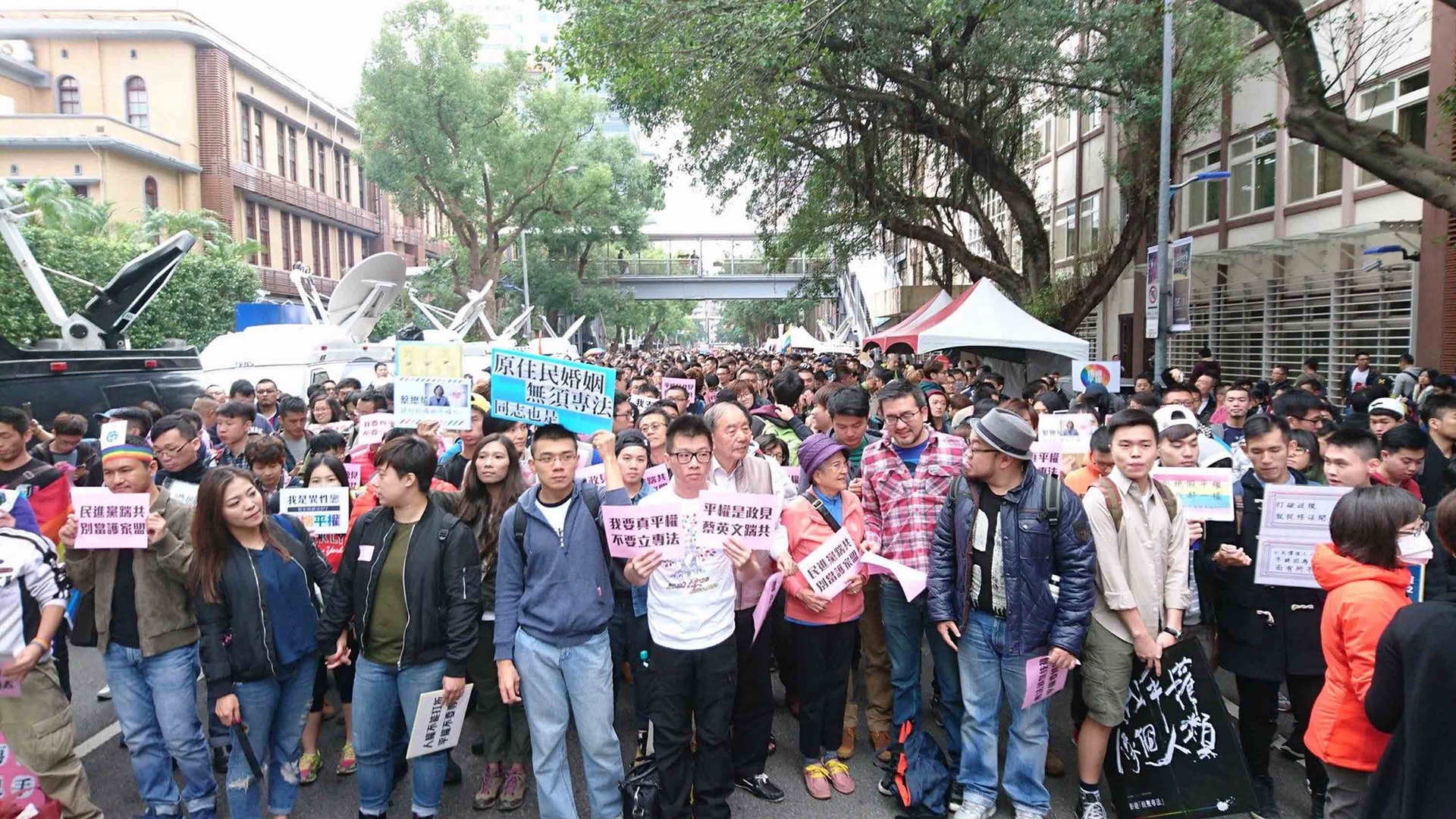 台灣立法院司法及法制委員會28日召開「同性婚姻法制化」 公聽會,挺同志團體在立法院周邊青島東路上集會。 (中央社) 台灣立法院司法及法制委員會28日召開「同性婚姻法制化」 公聽會,挺同志團體在立法院周邊青島東路上集會。 (中央社)