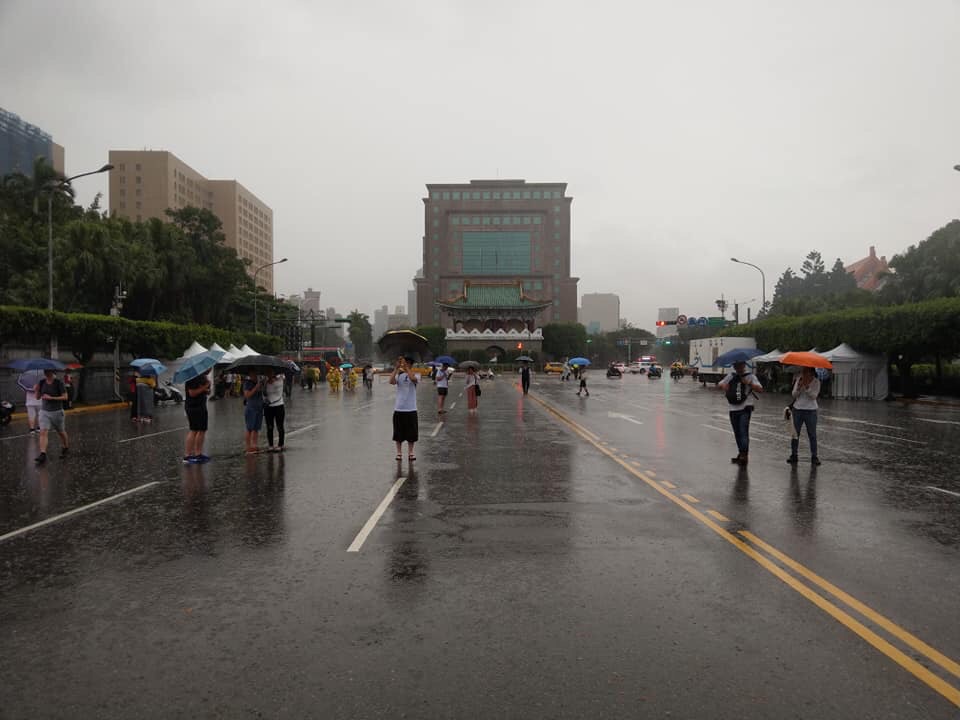 一圖睇清】台反紅媒大遊行後街頭零垃圾咁韓國瑜造勢大會呢？