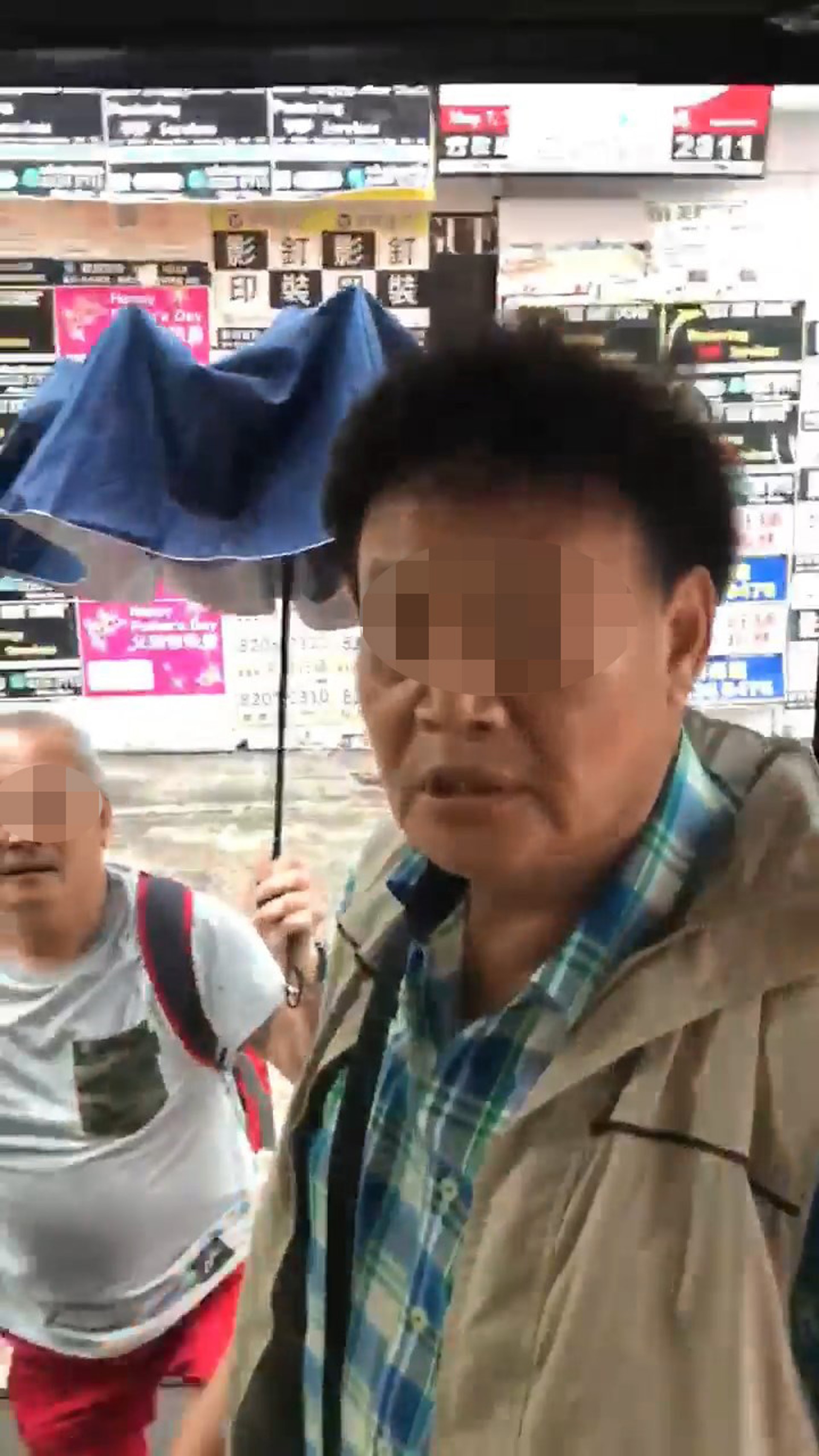 周車長當日駛經衙前圍道站,因未見到有人排隊,遂無埋站就駛走車輛。其後等待紅綠燈期間,有2位大叔衝去車門外大聲指罵車長飛站,逼使對方開門理論。(周車長提供片段截圖) 周車長當日駛經衙前圍道站,因未見到有人排隊,遂無埋站就駛走車輛。其後等待紅綠燈期間,有2位大叔衝去車門外大聲指罵車長飛站,逼使對方開門理論。(周車長提供片段截圖)