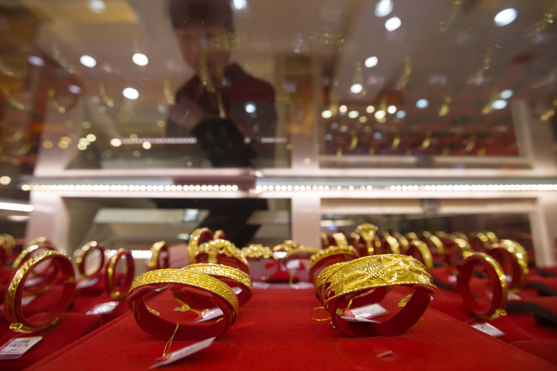 金價屢創新高內地旅客指「香港買黃金每克省70元」擠爆港金店?