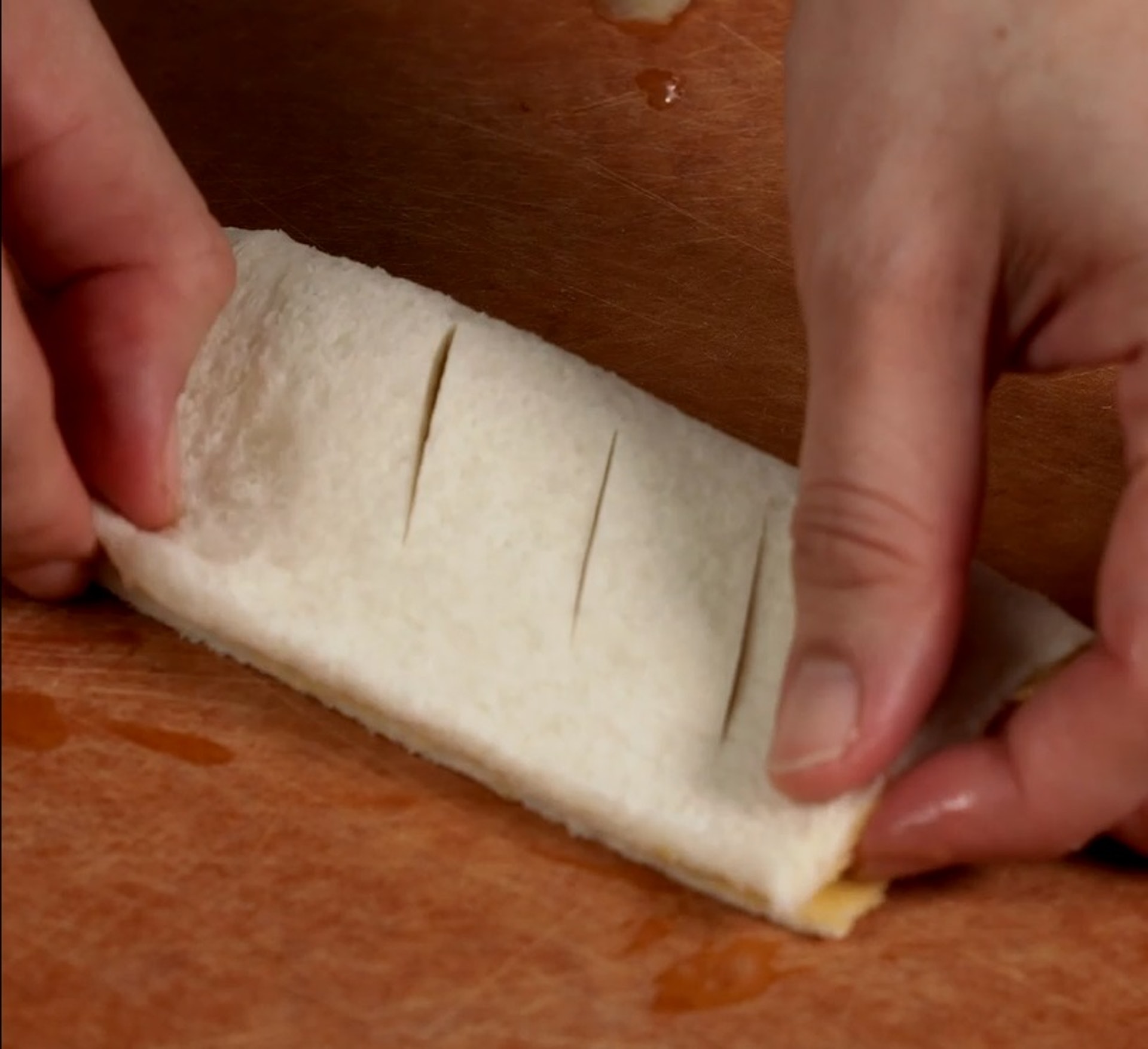 然後對摺,讓三處割切部分脹卜卜起來。 然後對摺,讓三處割切部分脹卜卜起來。