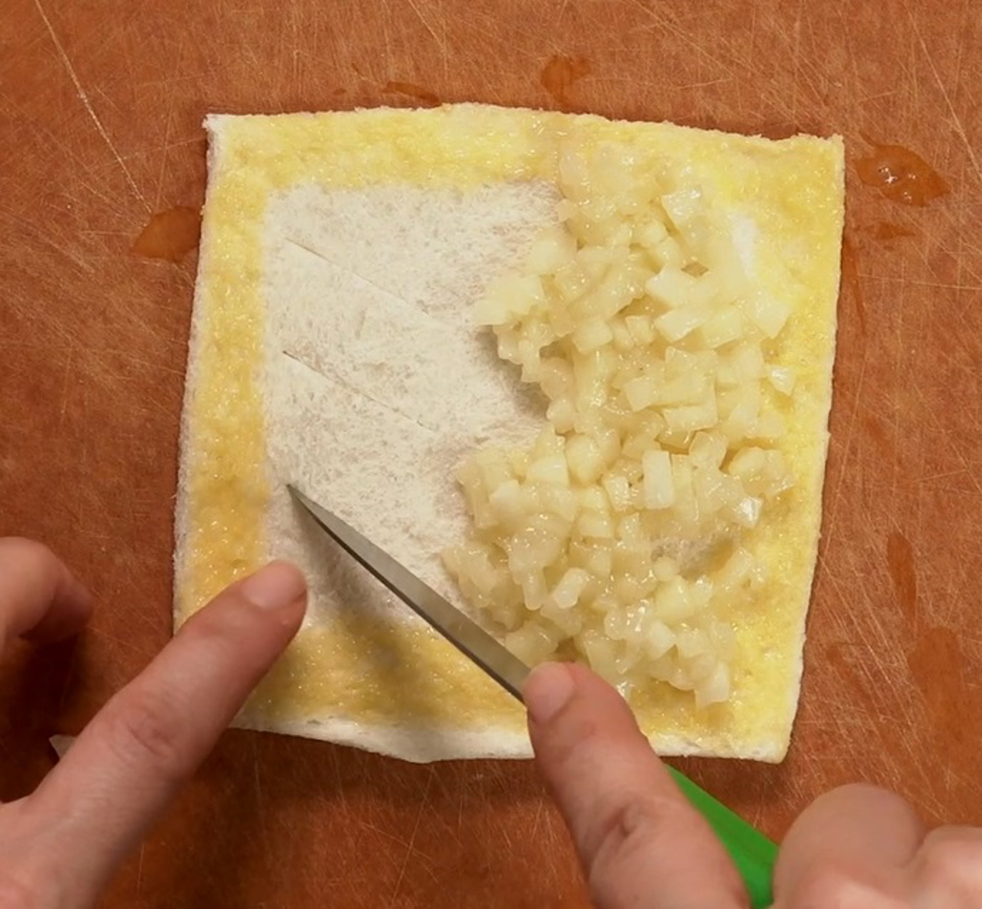 如果想蘋果批更像樣,蘋果粒先放一邊,在空白那邊斜切三刀。 如果想蘋果批更像樣,蘋果粒先放一邊,在空白那邊斜切三刀。