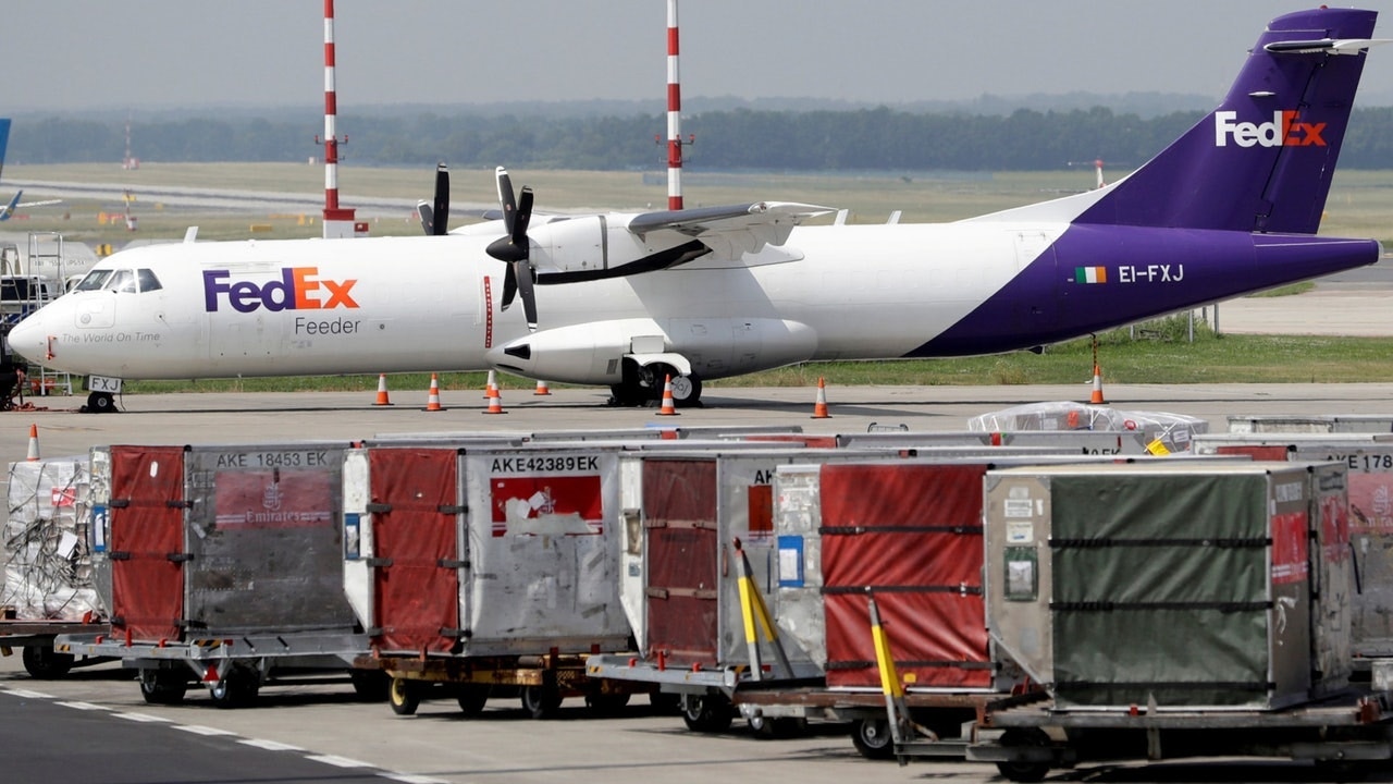 聯邦快遞此前拒絕將一個裝有華為手機的包裹從英國運往美國，理由是「美國政府與中國政府之間在華為問題上有爭議」。（資料圖片）