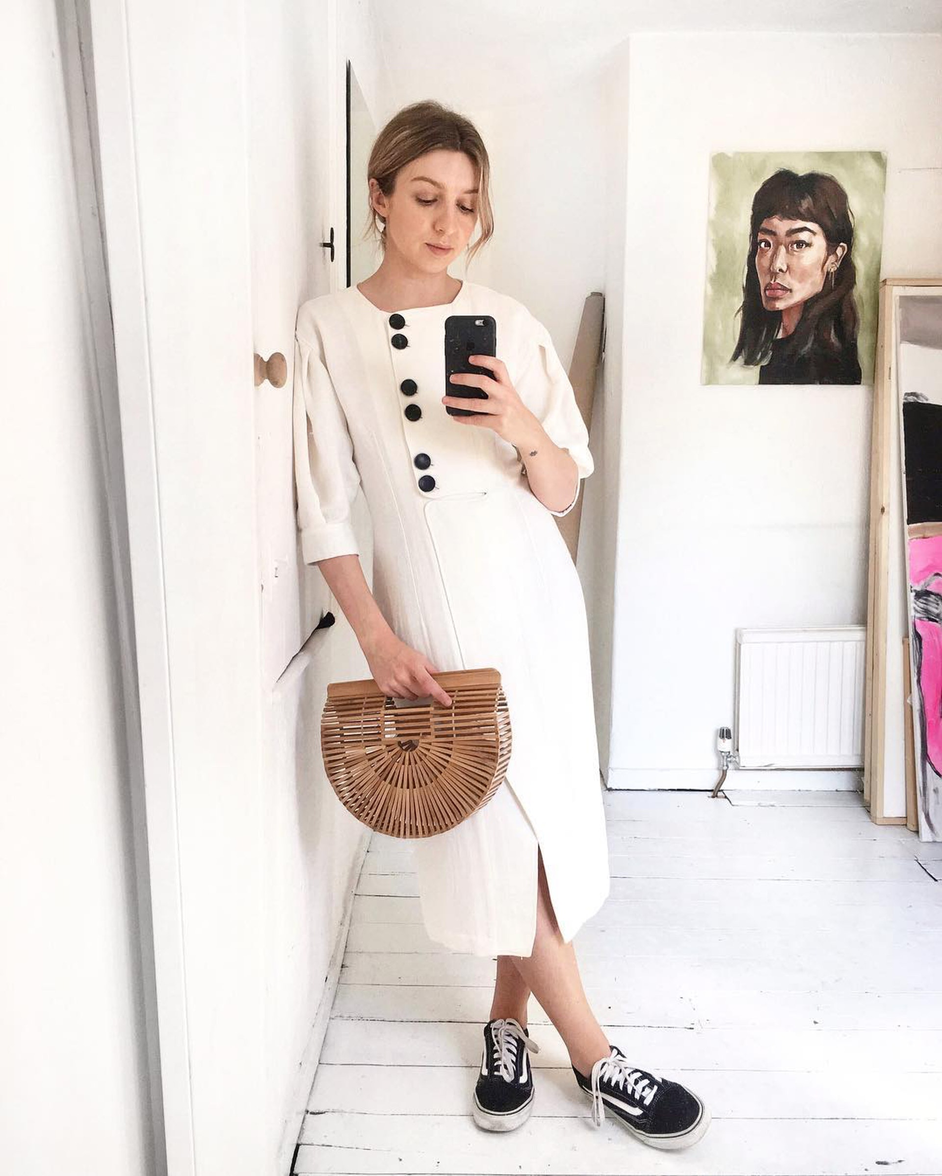 Brittany Bathgate喜愛開衩設計的裙款。(brittanybathgate@Instagram)