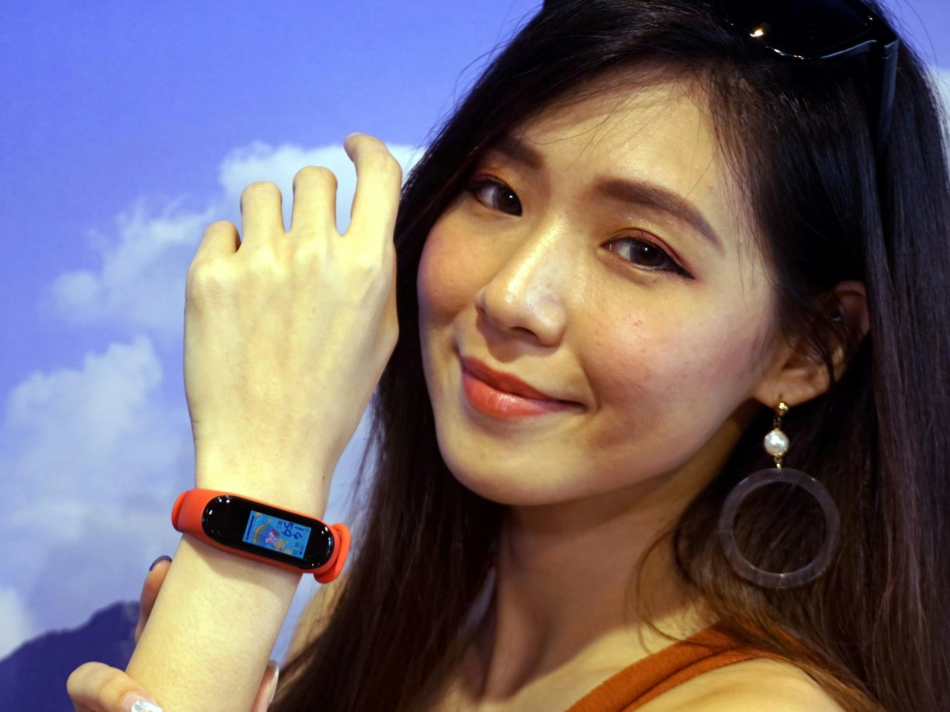 小米手環 4 換入 0.95 吋彩色 AMOLED 屏幕,支援 50 米防水及 24小時全面心率監測。(區慶威攝) 小米手環 4 換入 0.95 吋彩色 AMOLED 屏幕,支援 50 米防水及 24小時全面心率監測。(區慶威攝)