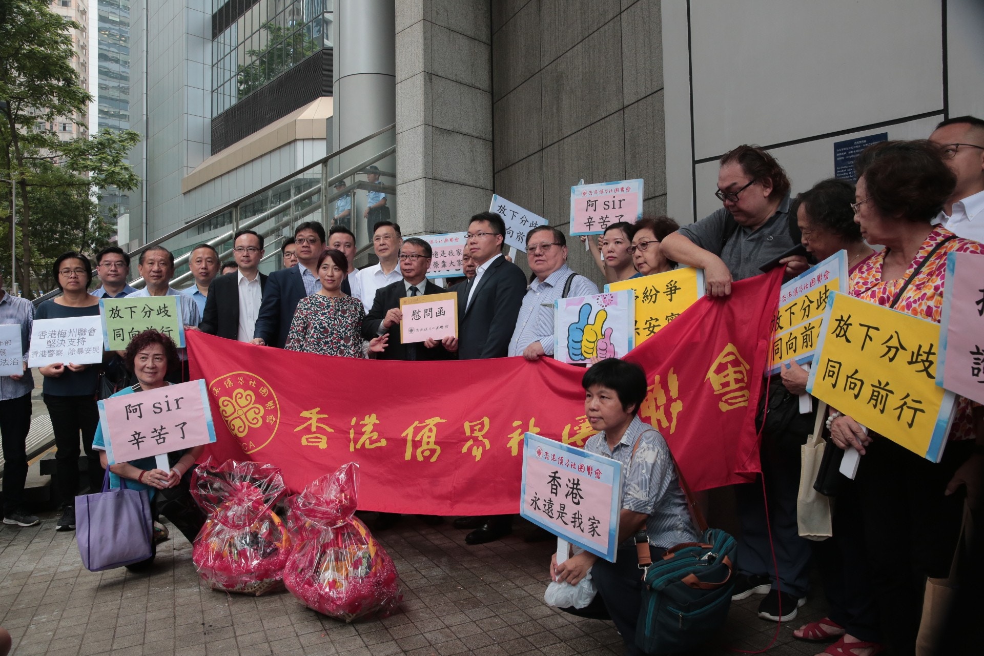 僑界社團聯會又向警方代表遞交慰問信，慰問連日來「秉公執法」的前線警員，並向警察福利基金捐款港幣100萬元。（鄧詠中攝）
