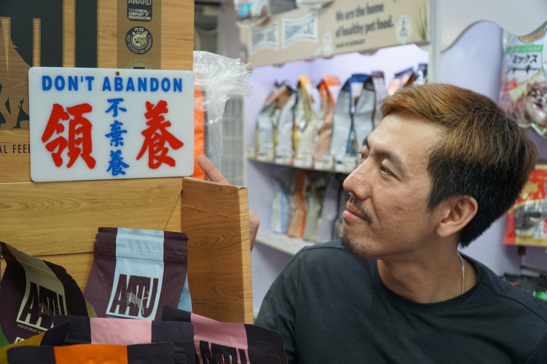 在接收流浪貓狗後,店主會在網上發文以替牠們尋歸宿。(資料圖片) 在接收流浪貓狗後,店主會在網上發文以替牠們尋歸宿。(資料圖片)