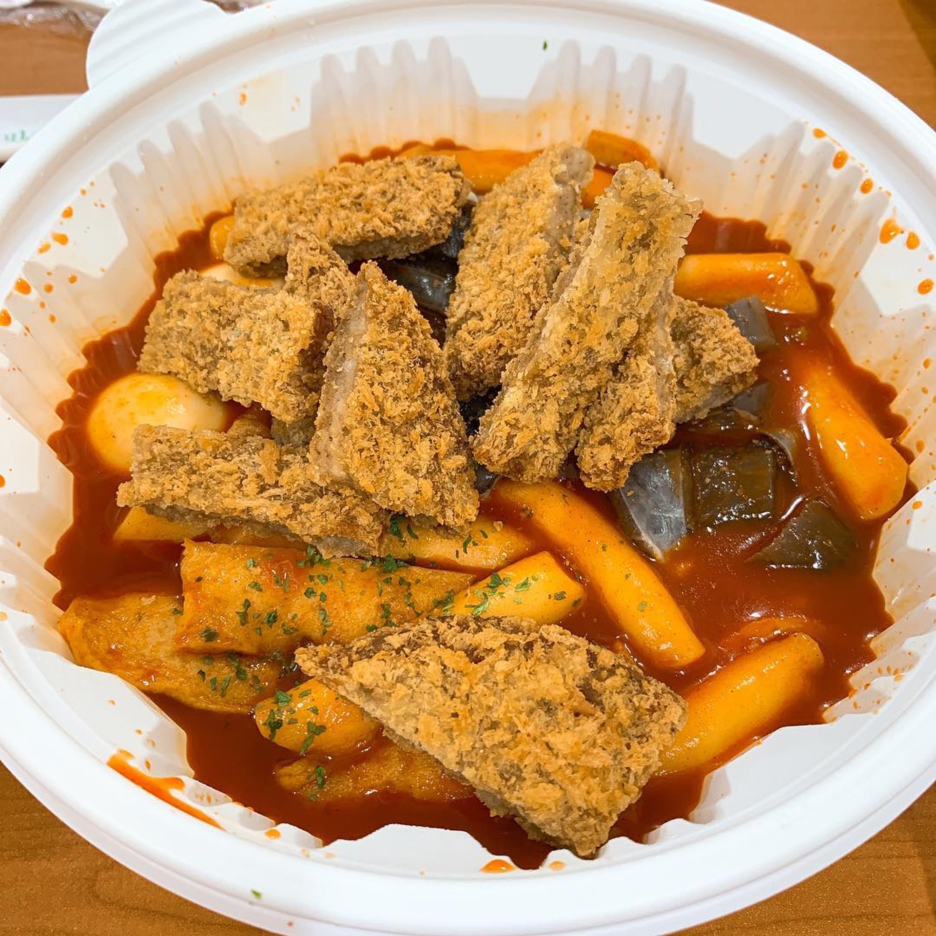 宵夜再外送來一份「雞啤」一口炸雞配一口啤酒,又或是到路邊小販吃熱呼呼的辣炒年糕配魚板,別再邊看韓劇邊流口水了,現在就馬上出發吧!(srichus2@Instagram)