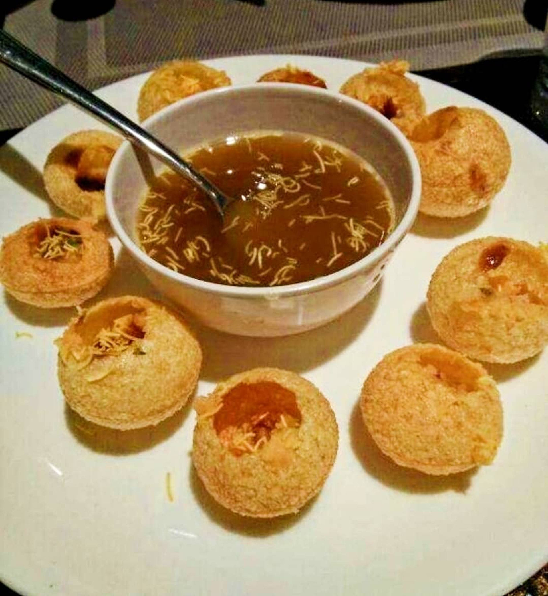 Pani Puri也是口袋名單之一,油炸空心的馬鈴薯球,看似台灣的地瓜球一樣,酥脆的外皮配上香濃的醬汁,最豐富的味覺饗宴,就從印度開始!(food_unity_@Instagram)