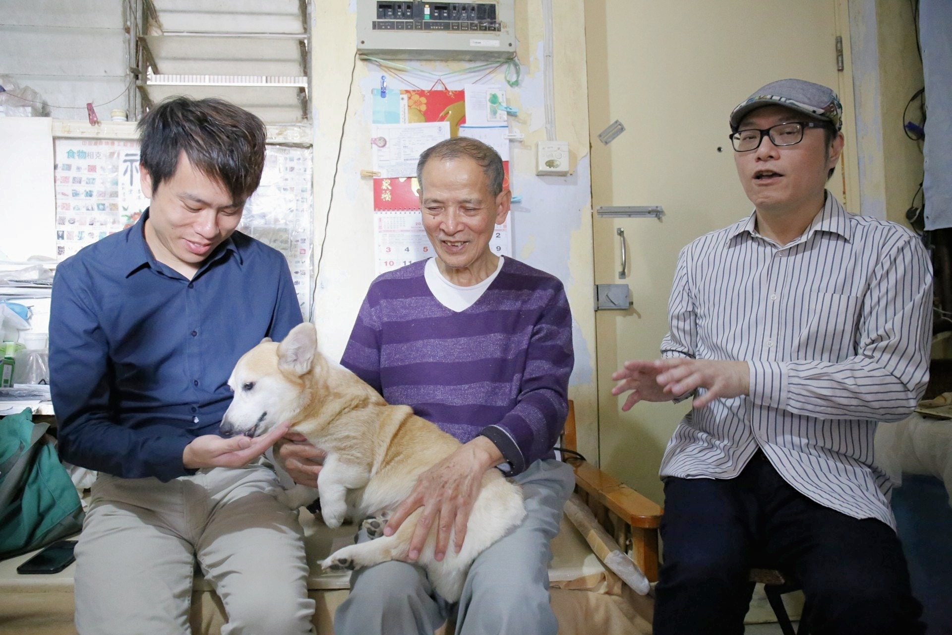 鄺俊宇議員及熱心市民阮先生為劉伯伯提供協助。(資料圖片) 鄺俊宇議員及熱心市民阮先生為劉伯伯提供協助。(資料圖片)