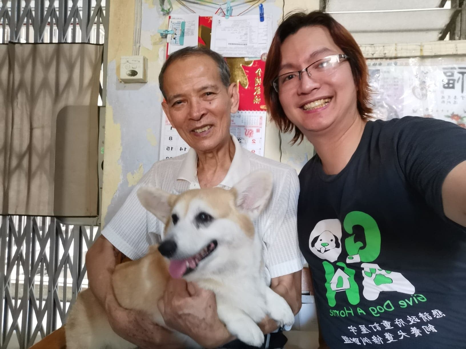 民間組織「Give Dog a Home」成員之一的林先生和劉伯伯的合照。(Facebook@German Lam) 民間組織「Give Dog a Home」成員之一的林先生和劉伯伯的合照。(Facebook@German Lam)