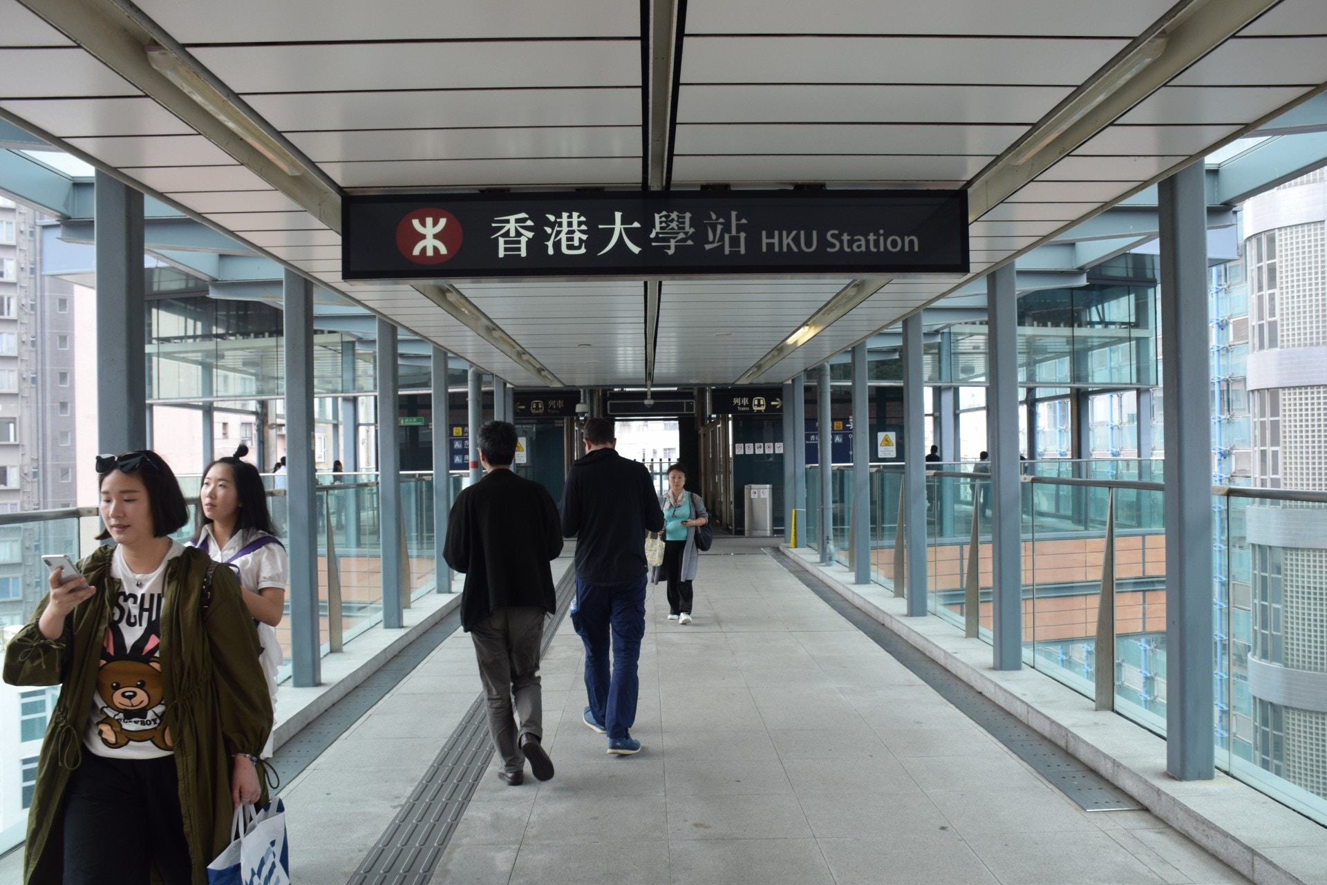 出升降機，離開香港大學站。（顏銘輝攝）