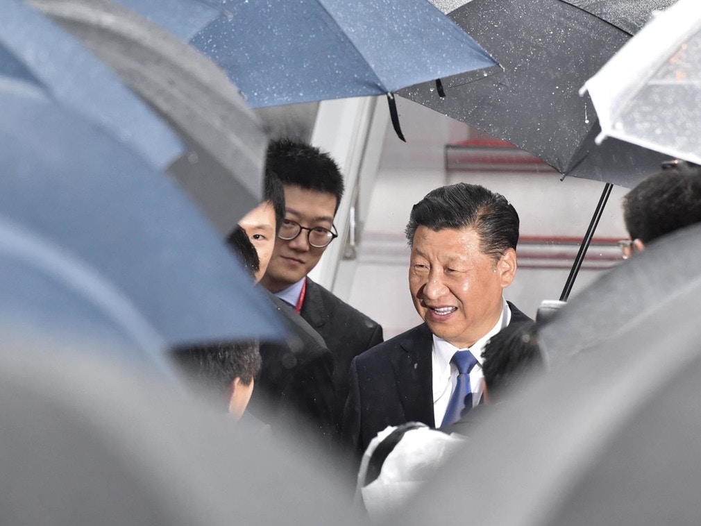 習近平抵達大阪，日本高級官員接機 （法新社）