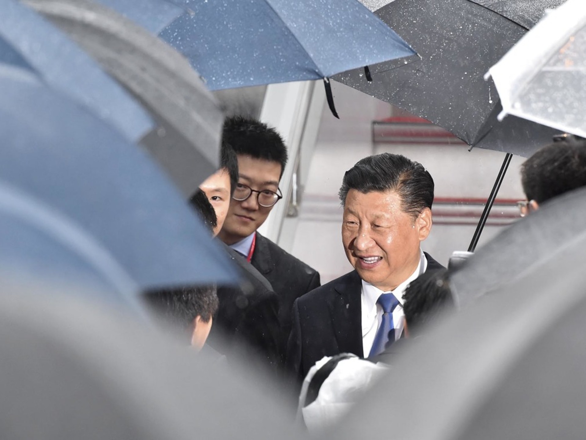 習近平抵達大阪,日本高級官員接機 (法新社) 習近平抵達大阪,日本高級官員接機 (法新社)