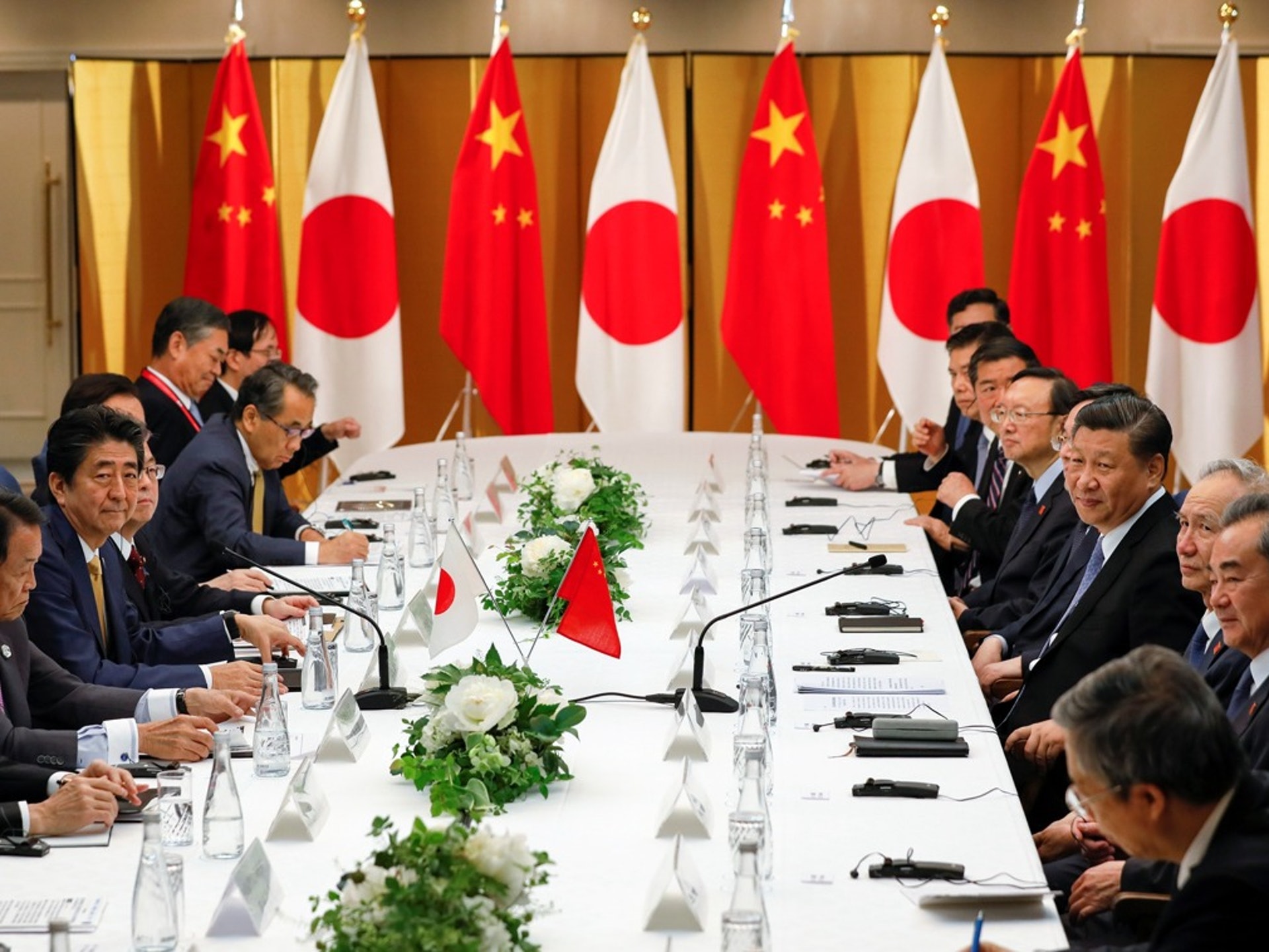 中日首腦舉行會談,安倍晉三再度邀請習近平訪日。(路透社) 中日首腦舉行會談,安倍晉三再度邀請習近平訪日。(路透社)