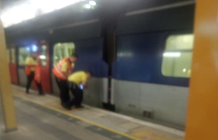 港鐵職員在場了解事件。（Tommy Chan / 香港突發事故報料區）