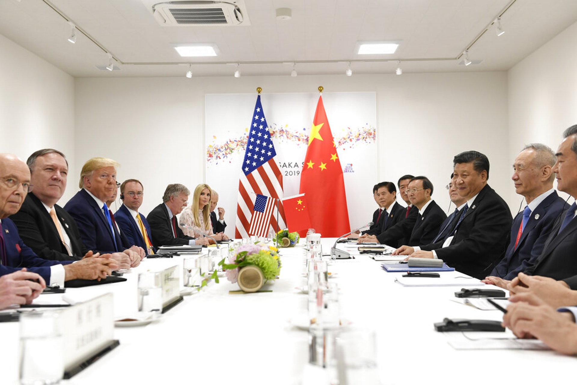 G20峰會:美國總統特朗普與中國國家主席習近平6月29日在大阪國際會展中心會面。圖為中美雙方與會代表齊齊望向攝影記者的鏡頭。(美聯社) G20峰會:美國總統特朗普與中國國家主席習近平6月29日在大阪國際會展中心會面。圖為中美雙方與會代表齊齊望向攝影記者的鏡頭。(美聯社)