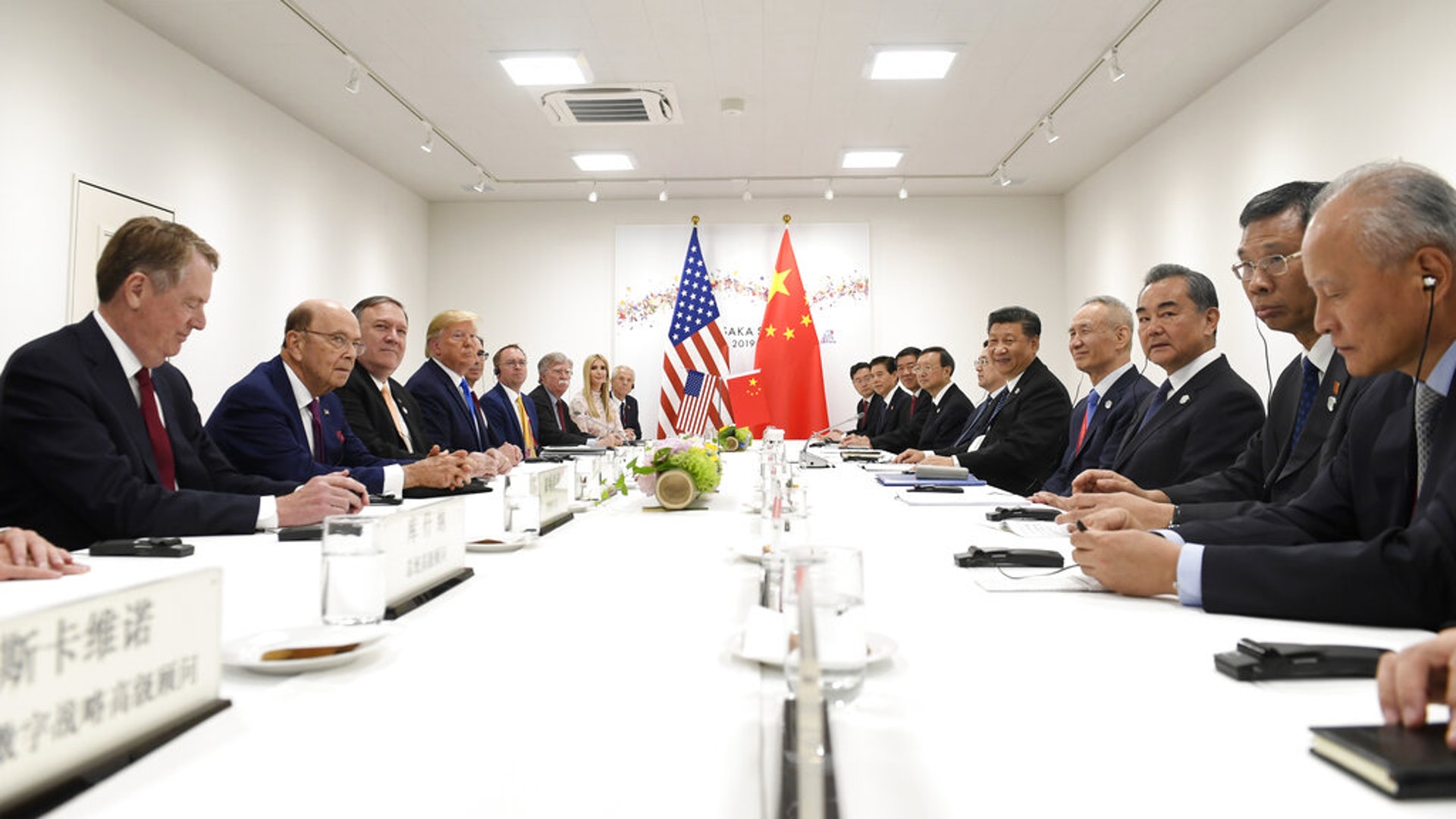 G20峰會:美國總統特朗普與中國國家主席習近平6月29日在大阪國際會展中心會面。圖為中美雙方與會代表就座。(美聯社) G20峰會:美國總統特朗普與中國國家主席習近平6月29日在大阪國際會展中心會面。圖為中美雙方與會代表就座。(美聯社)
