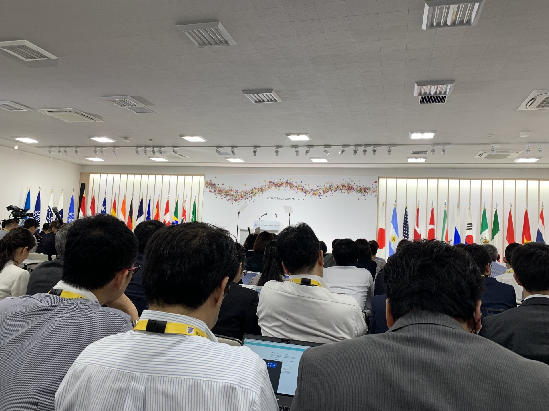 G20峰會：日本是G20大阪峰會的輪值主席國，圖為記者在等待日本首相安倍晉三出席記者會並發言。（凌俊賢攝）