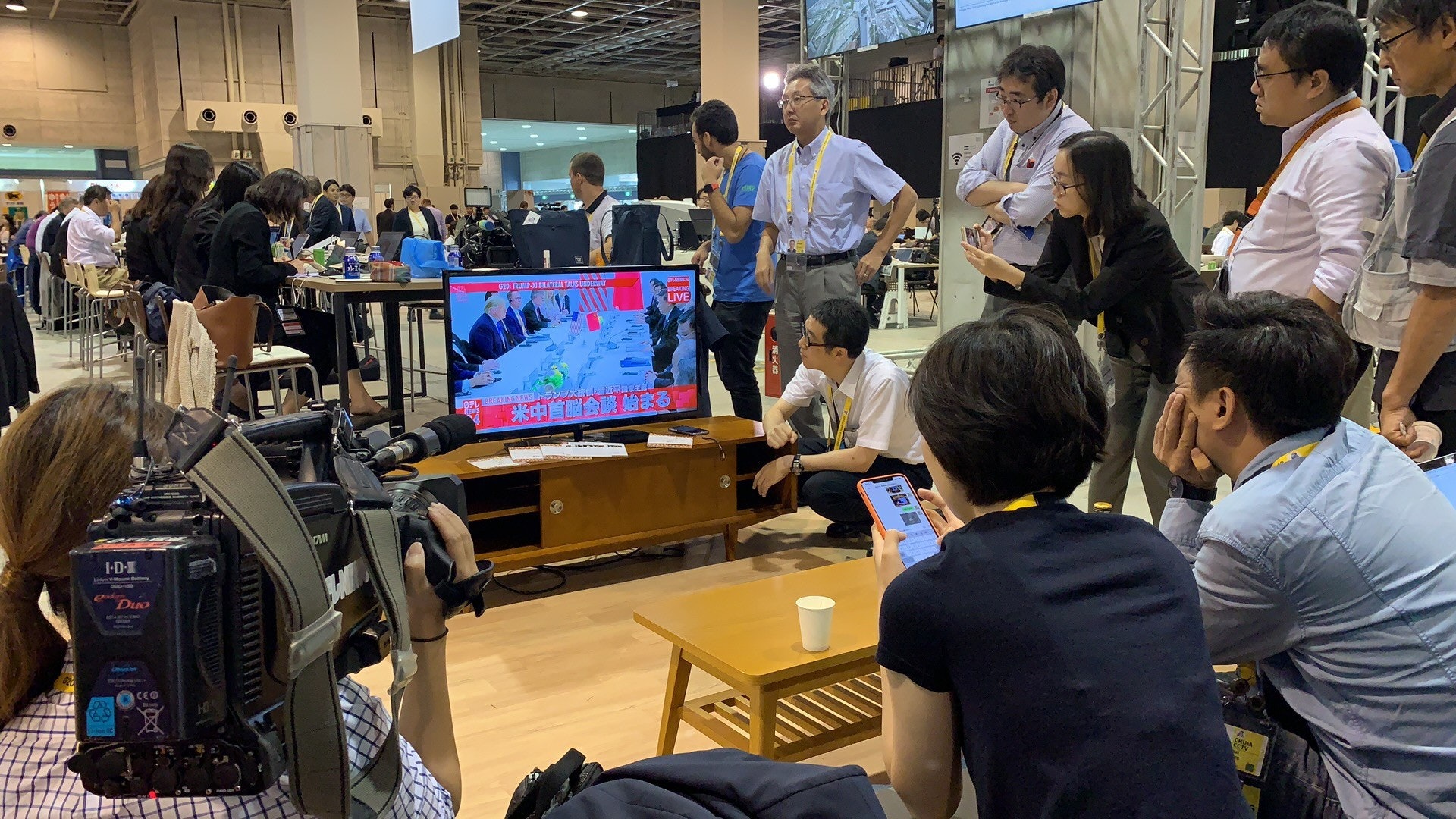 G20峰會:圖為日本大阪G20峰會新聞中心的記者在注視電視新聞報道,國家主席習近平與美國總統特朗普準備開始會面。(凌俊賢攝) G20峰會:圖為日本大阪G20峰會新聞中心的記者在注視電視新聞報道,國家主席習近平與美國總統特朗普準備開始會面。(凌俊賢攝)