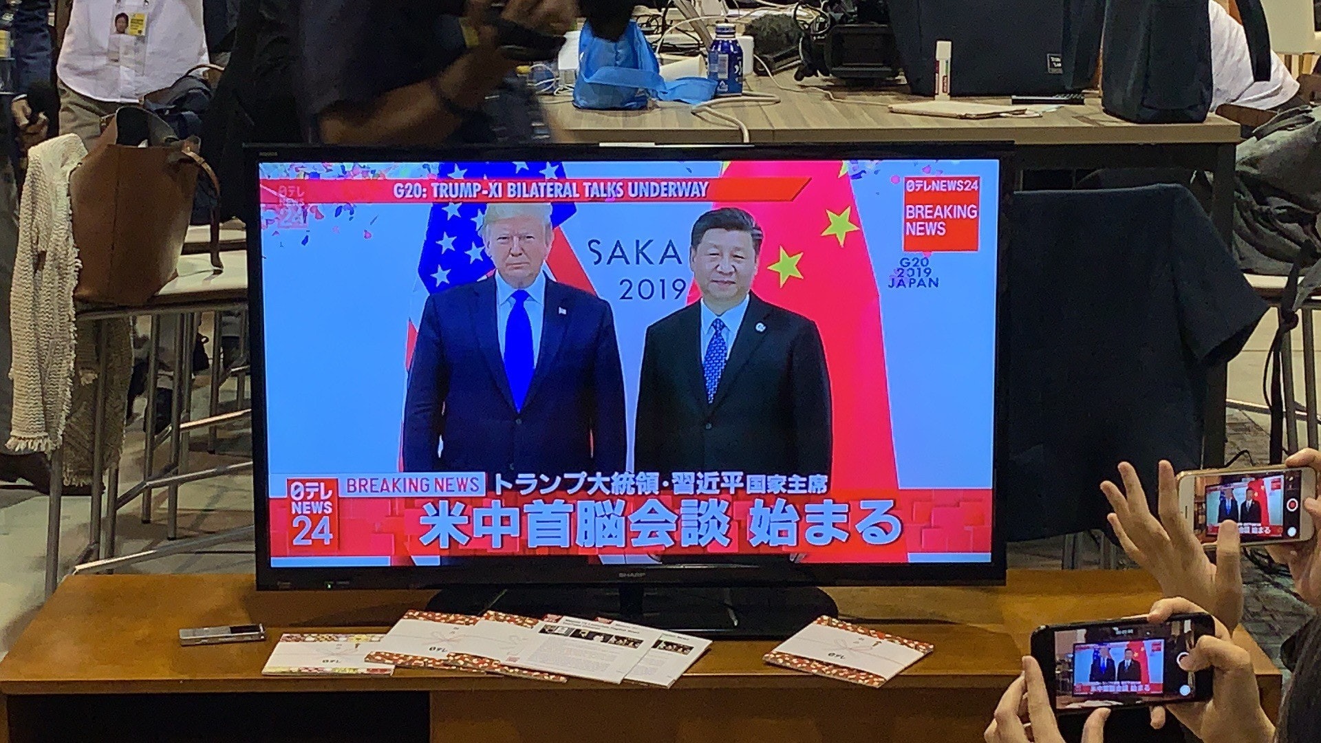 G20峰會:圖為日本大阪G20峰會新聞中心的記者在注視電視新聞報道,指國家主席習近平與美國總統特朗普會面開始。(凌俊賢攝) G20峰會:圖為日本大阪G20峰會新聞中心的記者在注視電視新聞報道,指國家主席習近平與美國總統特朗普會面開始。(凌俊賢攝)