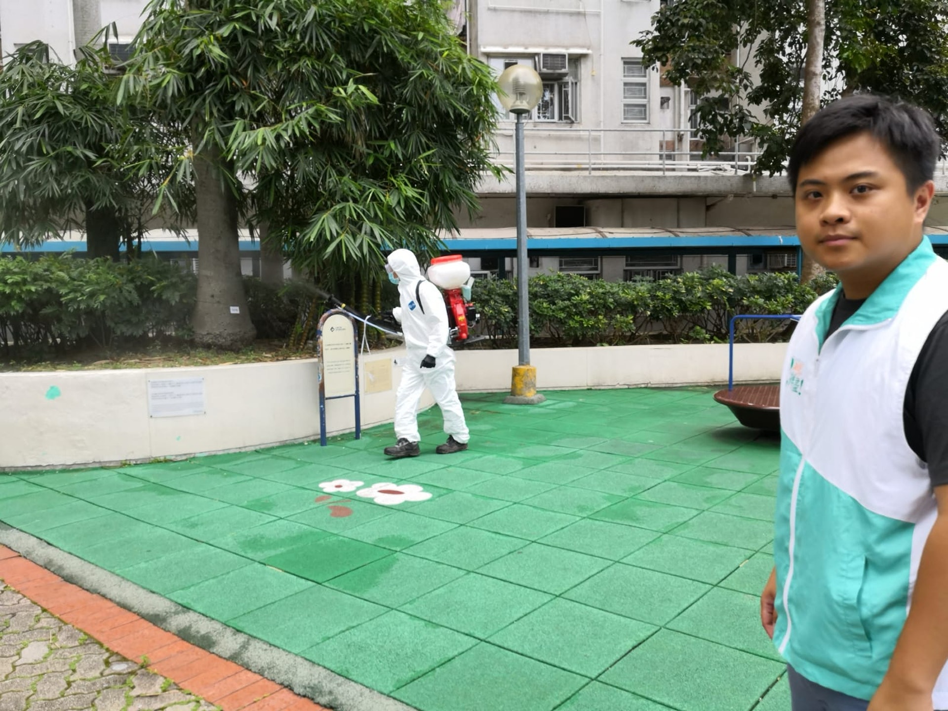 陳旭明（右）今早在區內視察滅蚊工作。（受訪者提供）