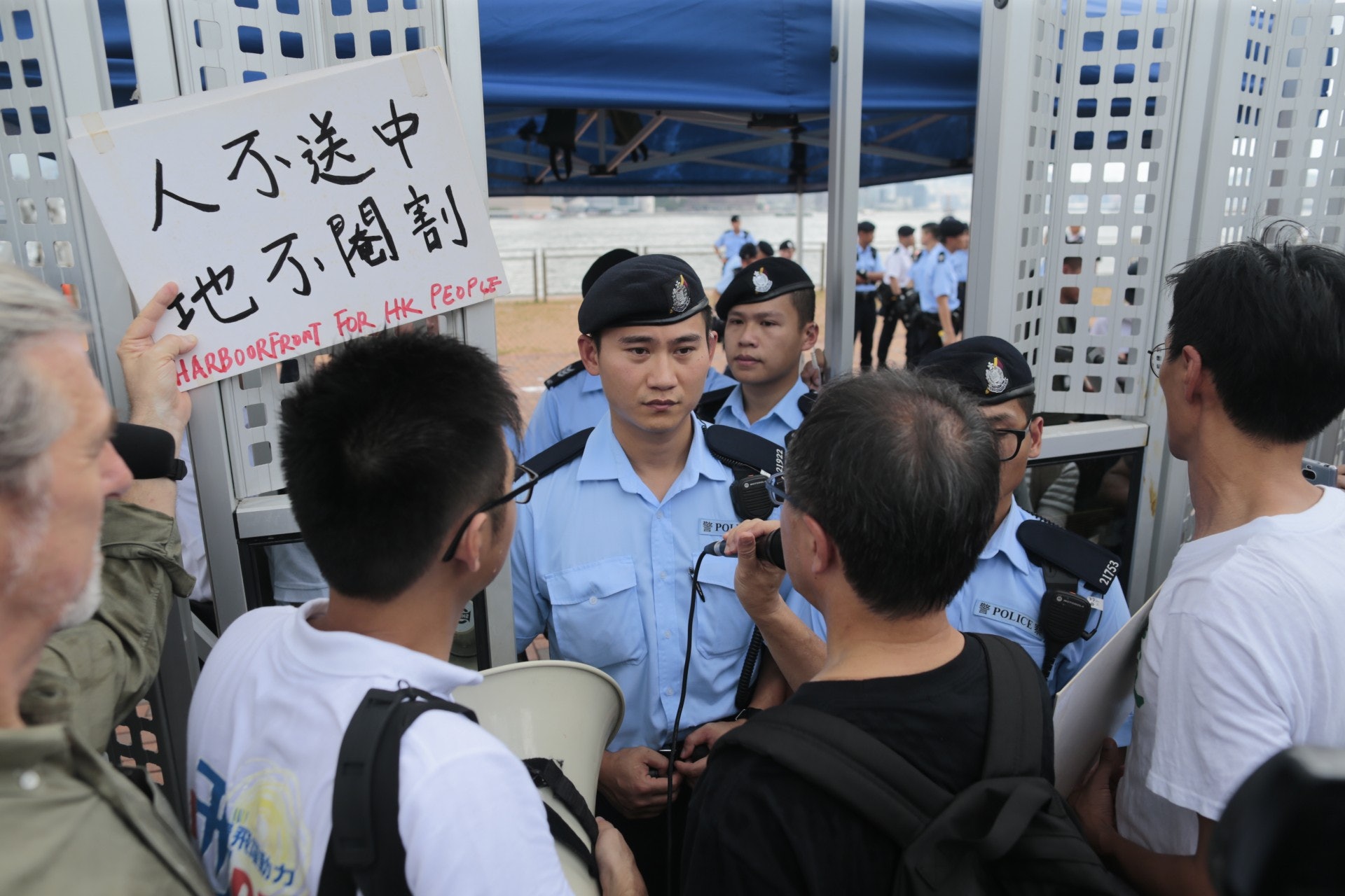 朱凱廸、張超雄及司馬文等人到場示威及圖進入中區軍用碼,與警員交涉。(梁鵬威攝) 朱凱廸、張超雄及司馬文等人到場示威及圖進入中區軍用碼,與警員交涉。(梁鵬威攝)