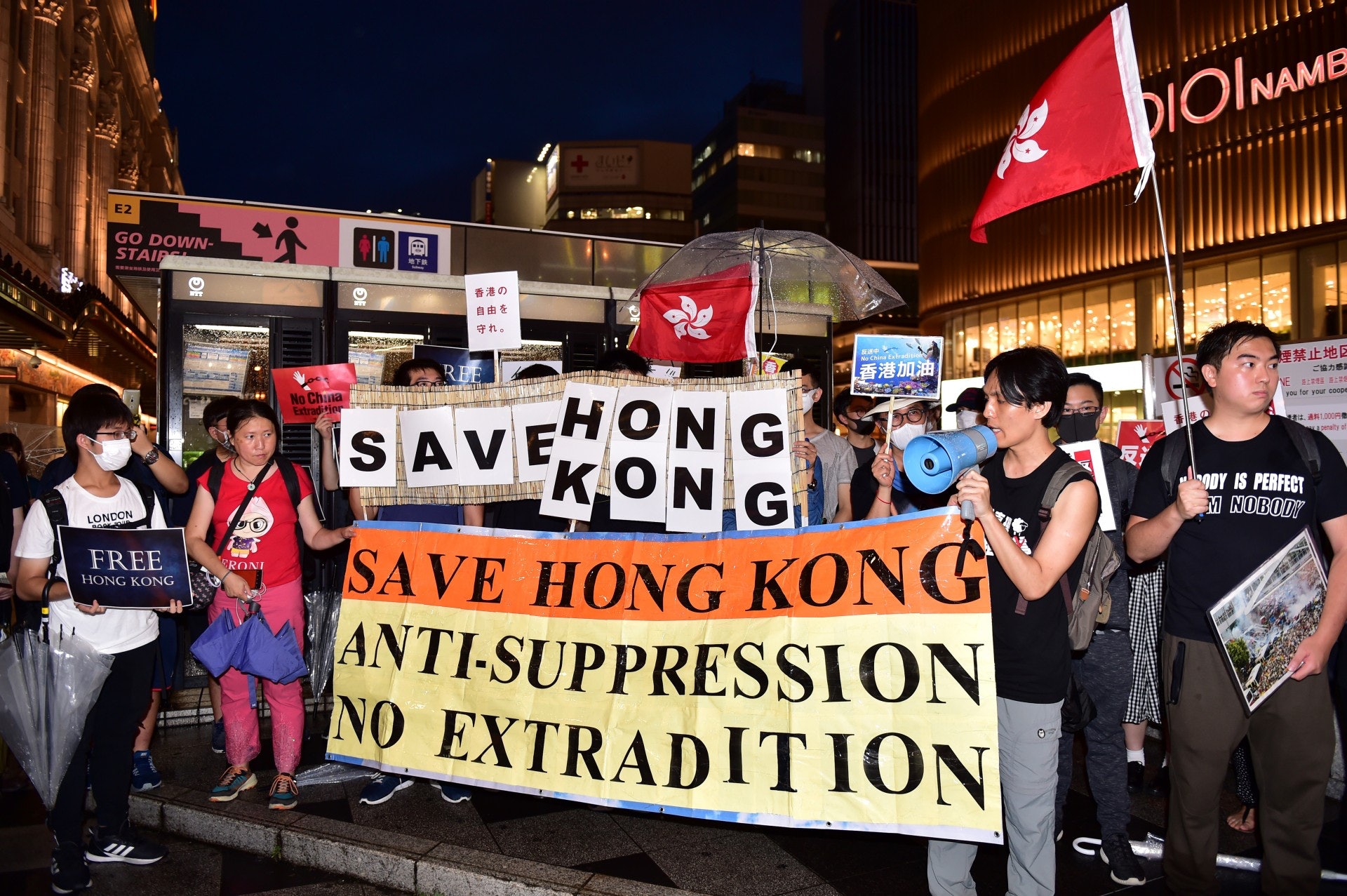 G20峰會:二十國集團(G20)峰會在日本大阪舉行,有本港市民飛抵大阪示威,期望國際社會關注《逃犯條例》爭議。(法新社) G20峰會:二十國集團(G20)峰會在日本大阪舉行,有本港市民飛抵大阪示威,期望國際社會關注《逃犯條例》爭議。(法新社)