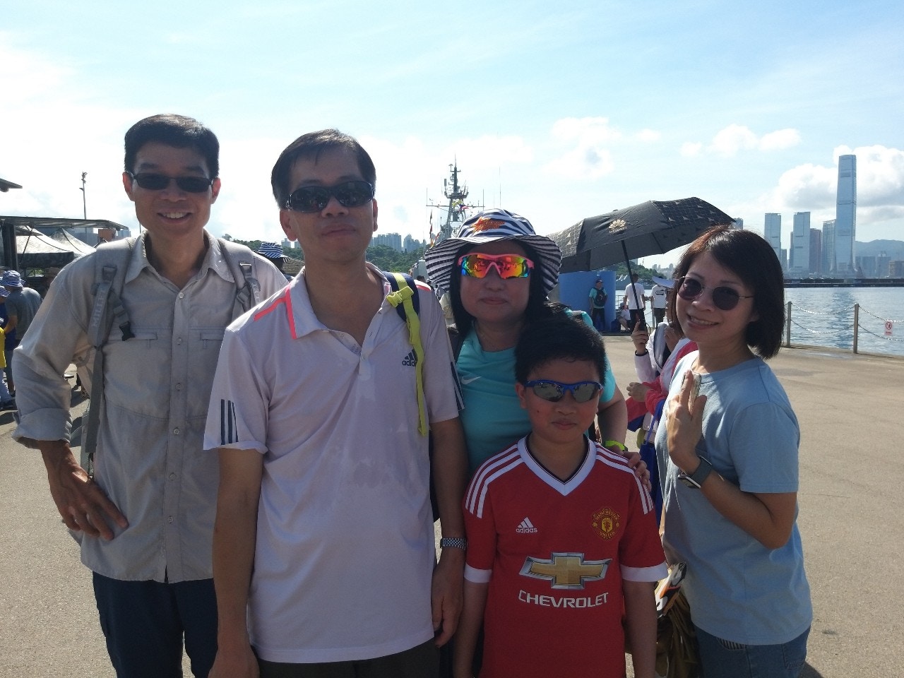 陈先生一家第2次参观，表示对军备有兴趣。（王珮殷摄）