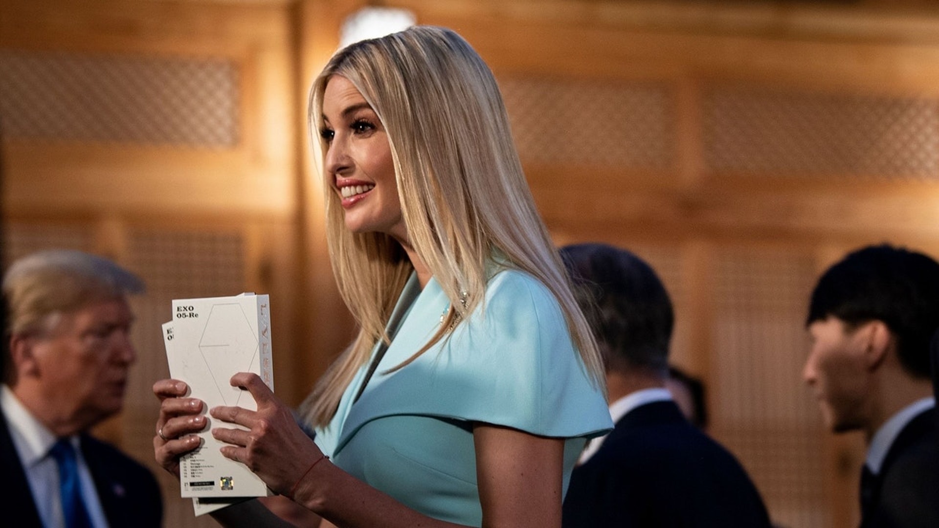 伊萬卡送到EXO的簽名專輯。(Naver)