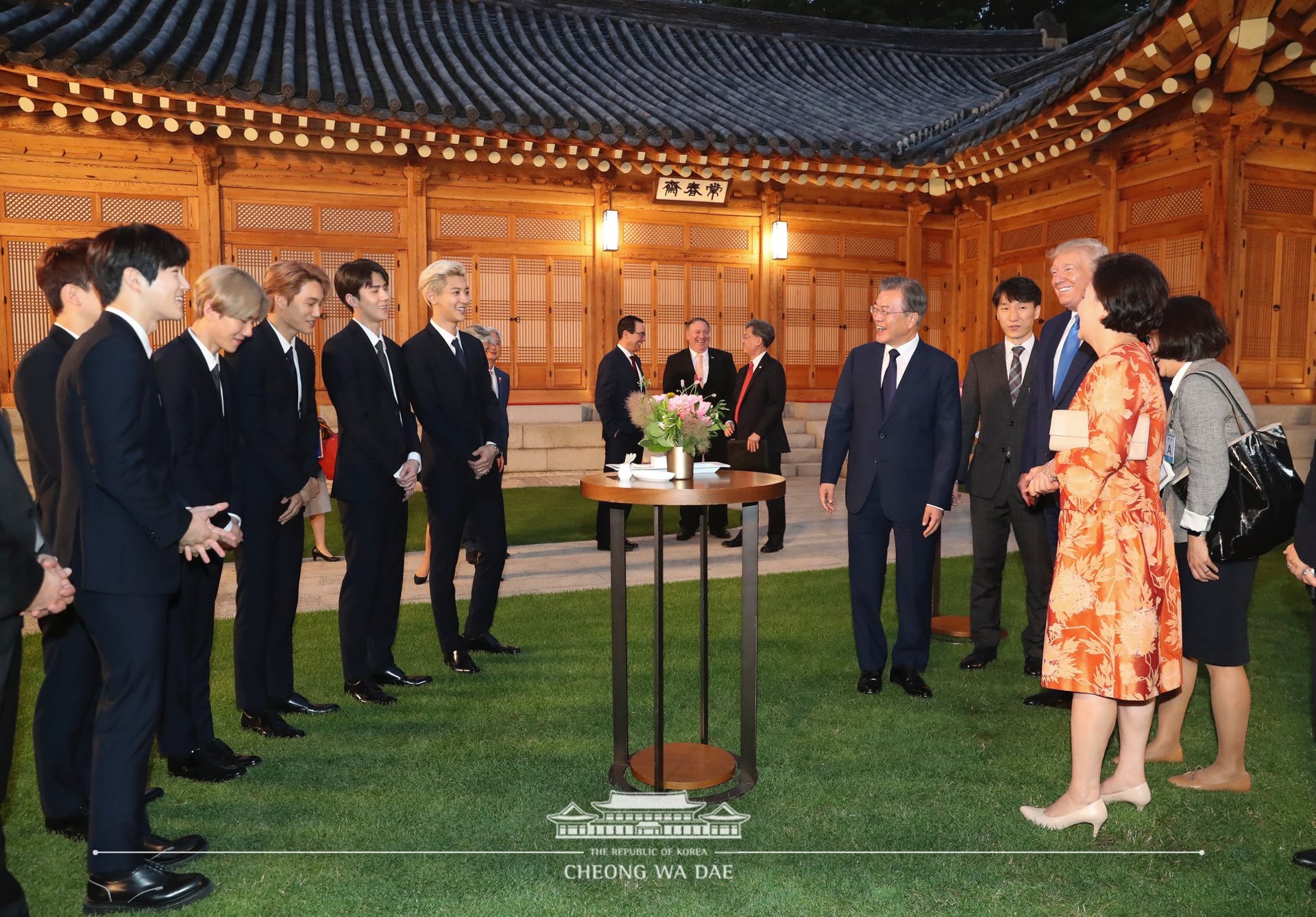 EXO及朴世莉與特朗普見面。(FB/@TheBlueHouseKR)