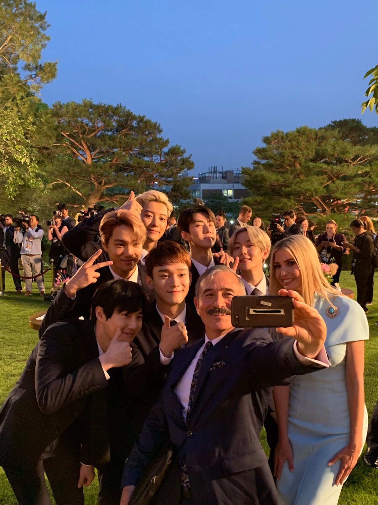 伊萬卡與Harry Harris與EXO自拍,更上傳到Twitter。(Twitter/@weareoneexo)