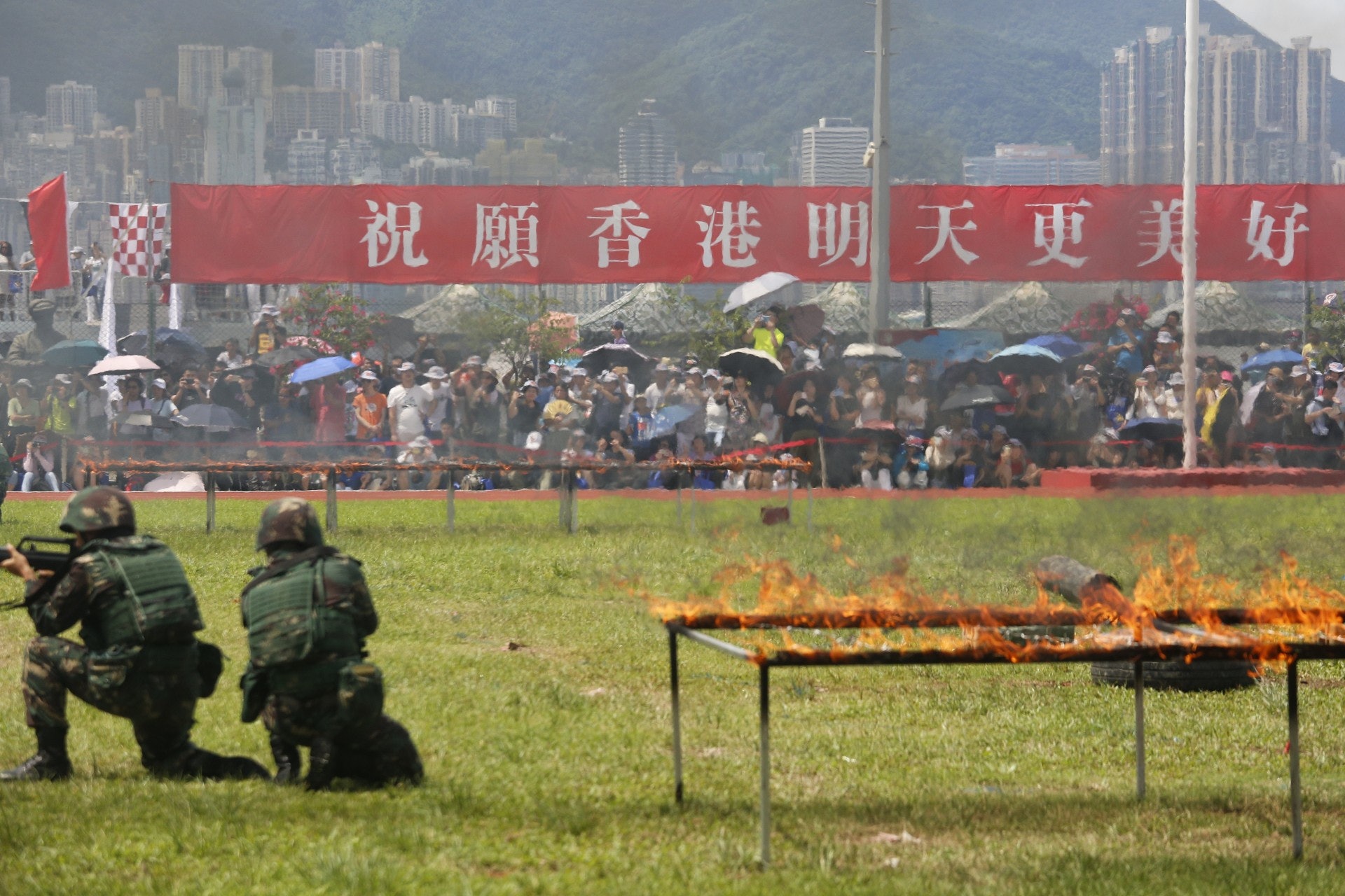 解放軍駐香港部隊於今,明日兩日(30日及7月1日)開放昂船洲軍營供公眾參觀,開放參觀的項目包括升旗儀式、格鬥技術展示、刺殺操表演,文藝表演及展示海陸空軍的裝備。(張浩維攝) 解放軍駐香港部隊於今,明日兩日(30日及7月1日)開放昂船洲軍營供公眾參觀,開放參觀的項目包括升旗儀式、格鬥技術展示、刺殺操表演,文藝表演及展示海陸空軍的裝備。(張浩維攝)