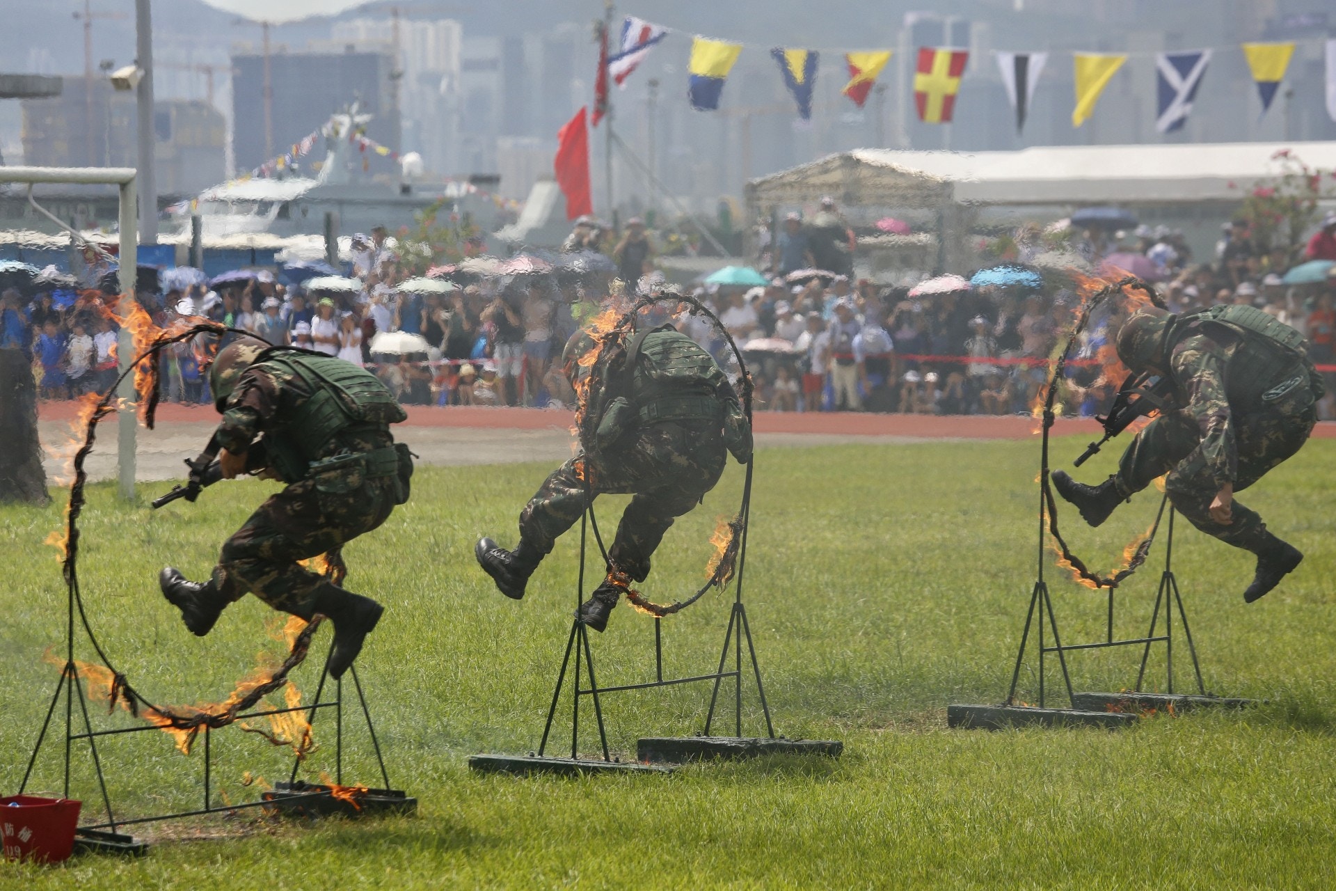 解放軍駐香港部隊於今,明日兩日(30日及7月1日)開放昂船洲軍營供公眾參觀,開放參觀的項目包括升旗儀式、格鬥技術展示、刺殺操表演,文藝表演及展示海陸空軍的裝備。(張浩維攝) 解放軍駐香港部隊於今,明日兩日(30日及7月1日)開放昂船洲軍營供公眾參觀,開放參觀的項目包括升旗儀式、格鬥技術展示、刺殺操表演,文藝表演及展示海陸空軍的裝備。(張浩維攝)