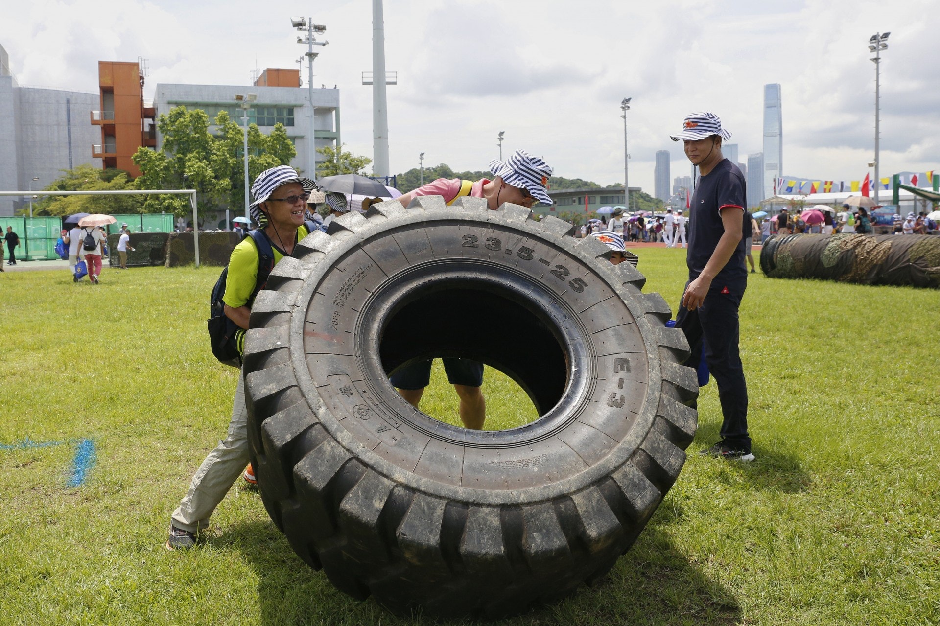 解放軍駐香港部隊於今,明日兩日(30日及7月1日)開放昂船洲軍營供公眾參觀,開放參觀的項目包括升旗儀式、格鬥技術展示、刺殺操表演,文藝表演及展示海陸空軍的裝備。(張浩維攝) 解放軍駐香港部隊於今,明日兩日(30日及7月1日)開放昂船洲軍營供公眾參觀,開放參觀的項目包括升旗儀式、格鬥技術展示、刺殺操表演,文藝表演及展示海陸空軍的裝備。(張浩維攝)
