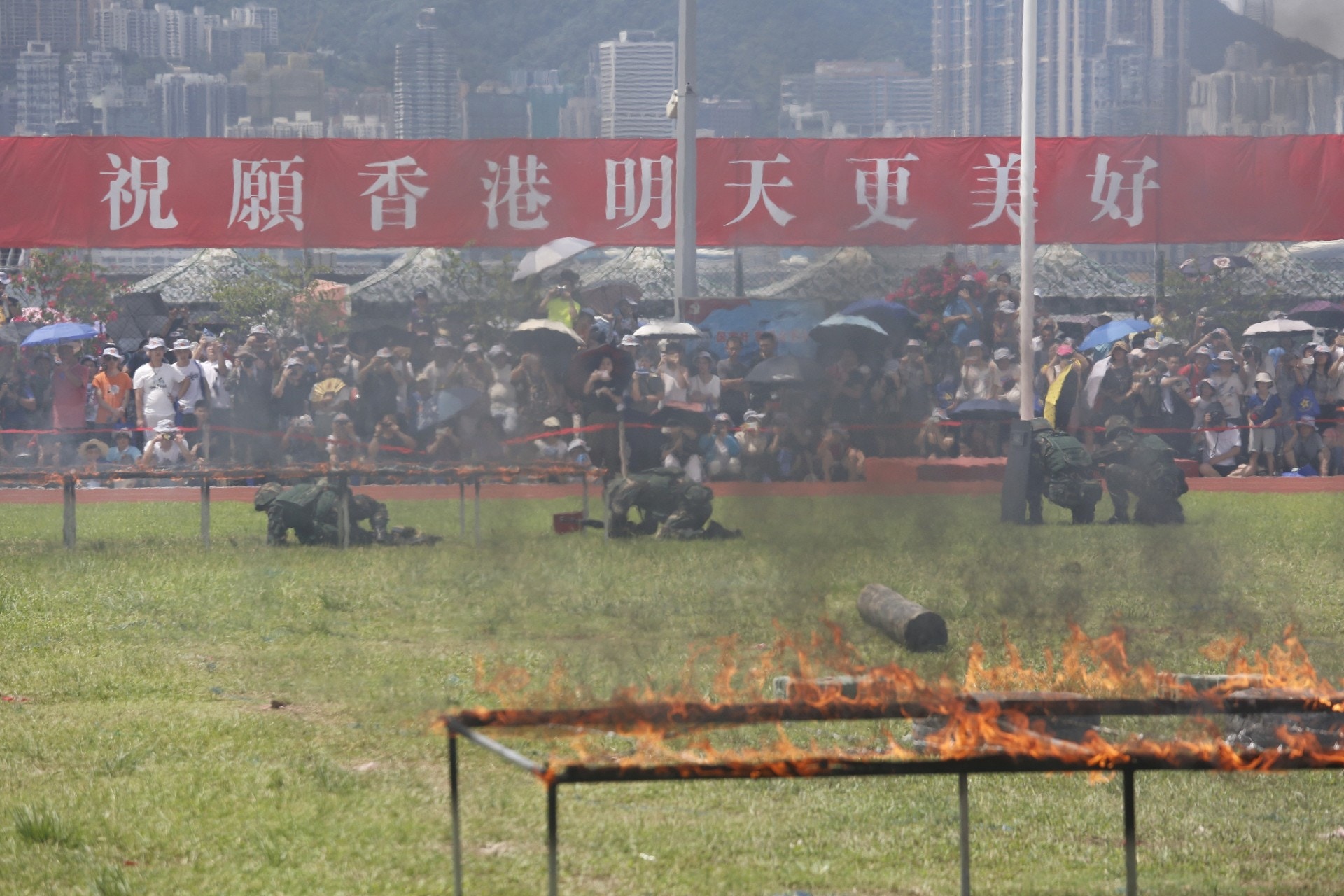 解放军驻香港部队于今，明日两日（30日及7月1日）开放昂船洲军营供公众参观，开放参观的项目包括升旗仪式、格斗技术展示、刺杀操表演，文艺表演及展示海陆空军的装备。（张浩维摄）