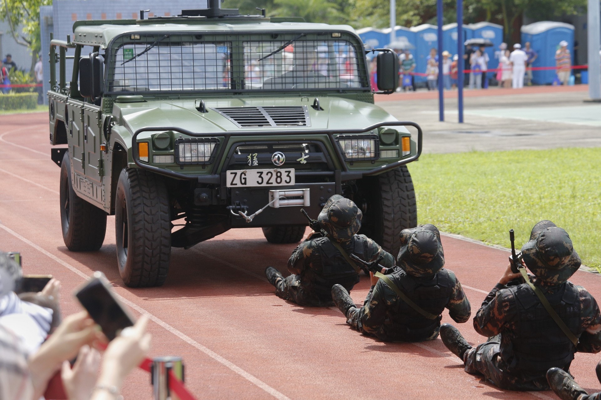 解放軍駐香港部隊於今,明日兩日(30日及7月1日)開放昂船洲軍營供公眾參觀,開放參觀的項目包括升旗儀式、格鬥技術展示、刺殺操表演,文藝表演及展示海陸空軍的裝備。(張浩維攝) 解放軍駐香港部隊於今,明日兩日(30日及7月1日)開放昂船洲軍營供公眾參觀,開放參觀的項目包括升旗儀式、格鬥技術展示、刺殺操表演,文藝表演及展示海陸空軍的裝備。(張浩維攝)
