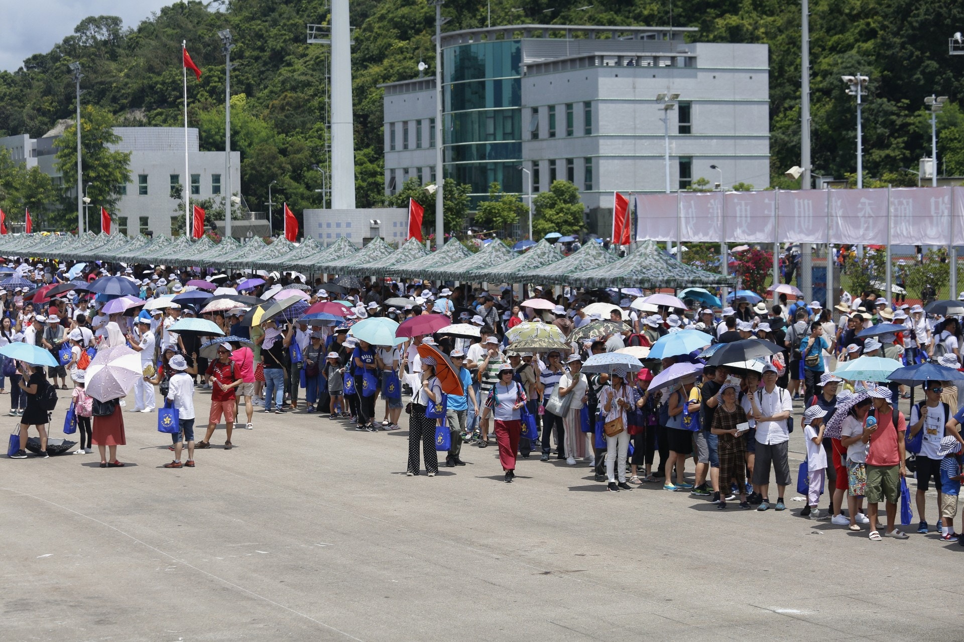 開放日往年輪候表演或展示人數較多,今年則增設格鬥技術和刺殺操等表演項目的場次。(張浩維攝) 開放日往年輪候表演或展示人數較多,今年則增設格鬥技術和刺殺操等表演項目的場次。(張浩維攝)