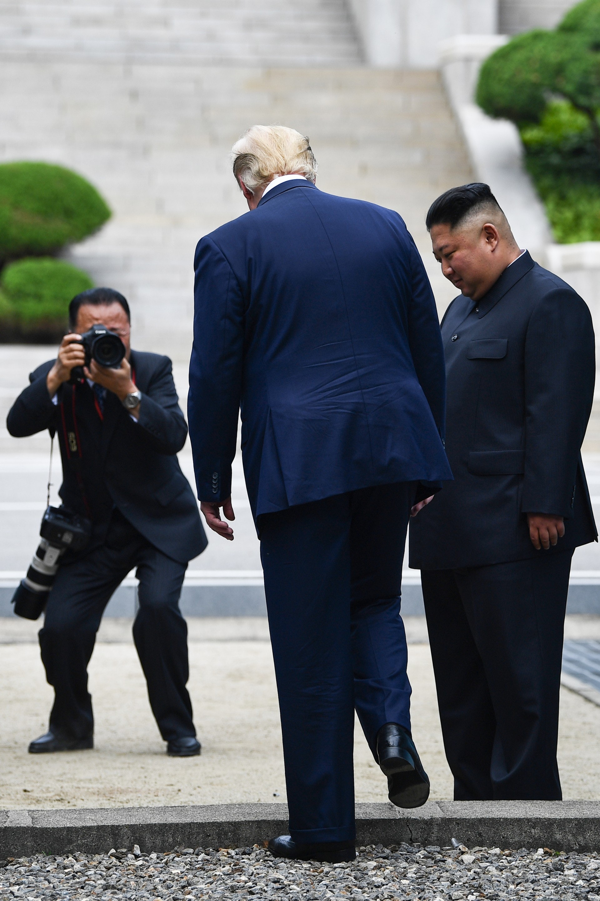 板門店特金會:美國總統特朗普6月30日來到韓朝邊境非軍事區(DMZ)板門店與朝鮮領袖金正恩會面。金正恩走近軍事分界線邊緣,陪同特朗普跨步進入朝境。(美聯社)