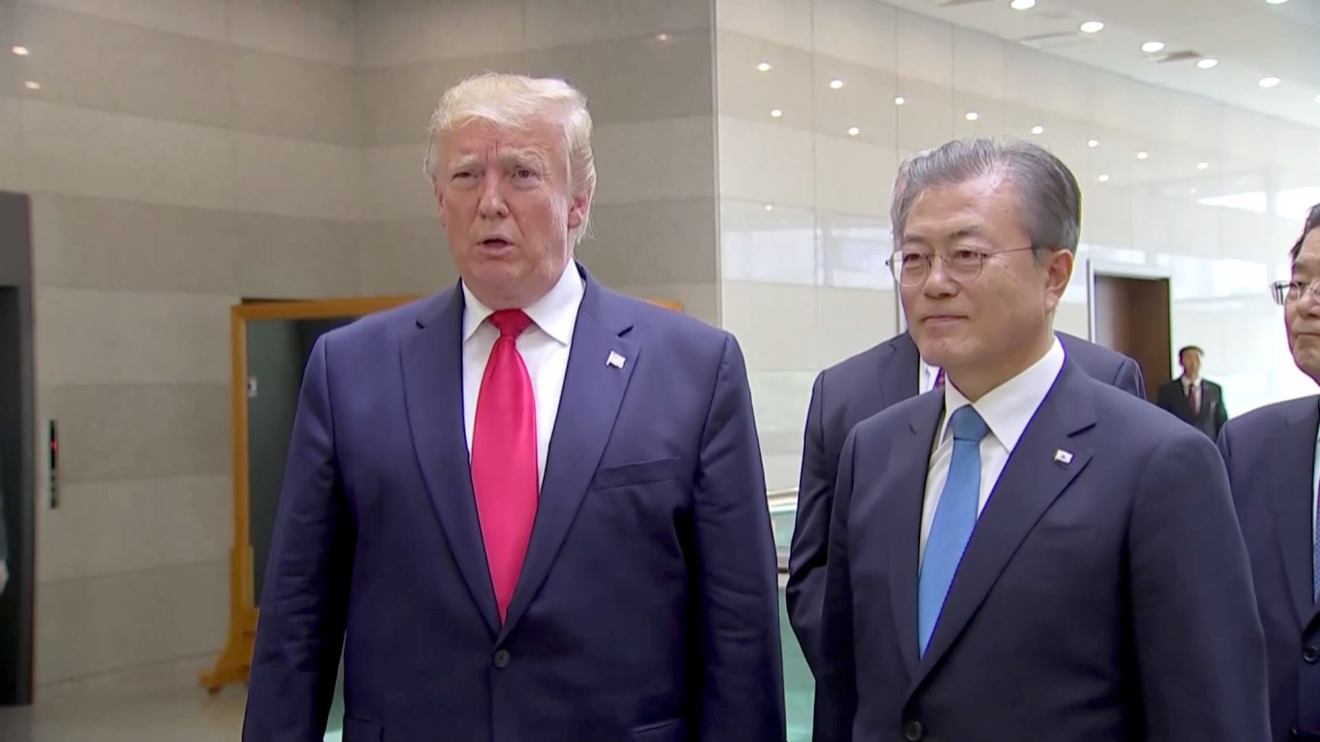 板門店美韓朝會面：金正恩從軍事分界線韓方一側步行返回朝方後，美國總統特朗普與韓國總統文在寅舉行簡單記者會交代情況，稱美朝將重開啟無核化談判。