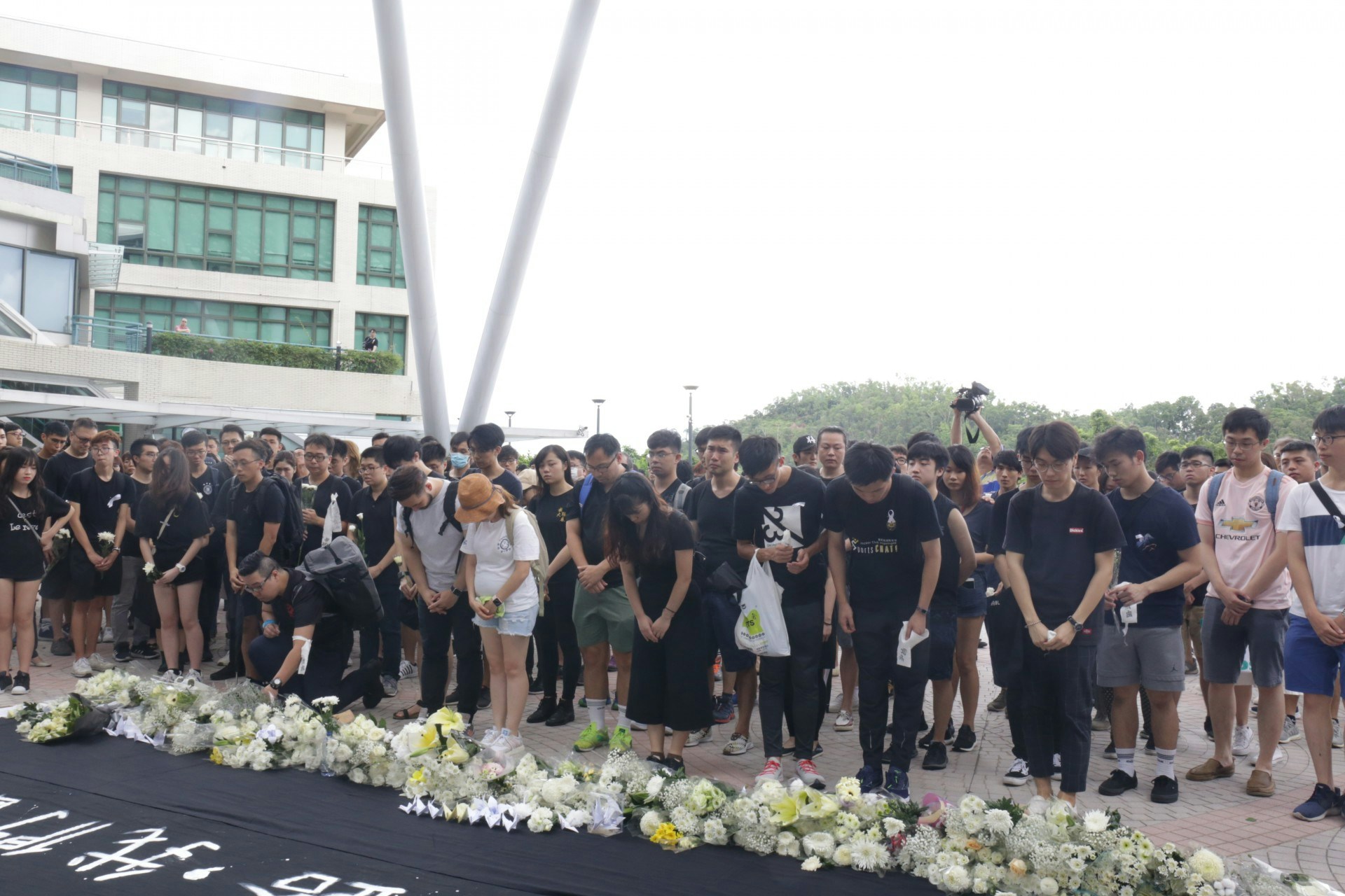 約二百人出席教大學生會舉辦的哀悼會。（香港01記者攝）