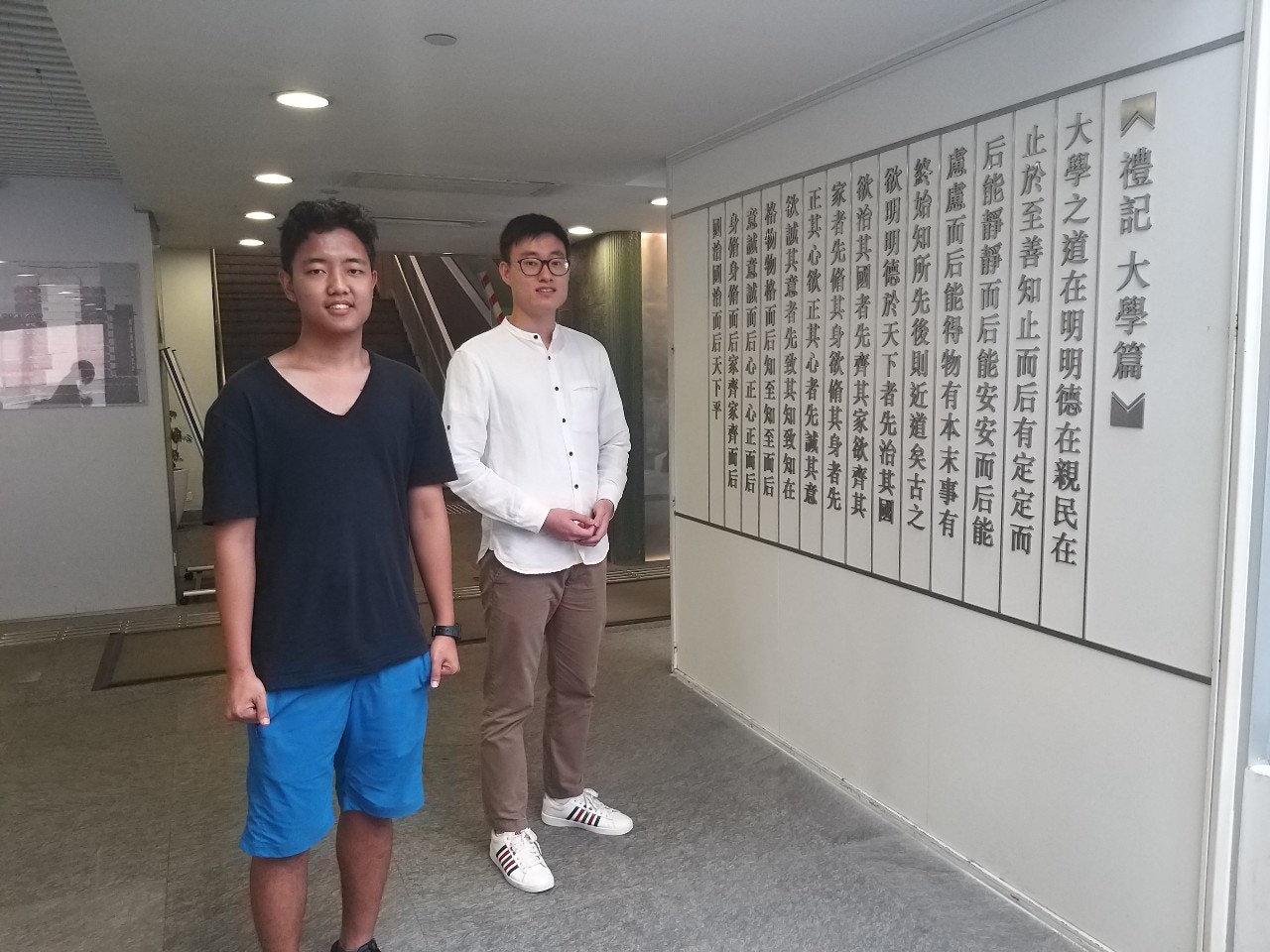 Daveï¼å·¦ï¼ç«¥å¹´æå¨å°¼æ³ç¾çæ´»ï¼ä»ææè®æ¸å¯ä»¥æ¹è®èªå·±çäººçï¼è®çæ´»éå¾å¥½ä¸äºã(çç®æ®·æ)