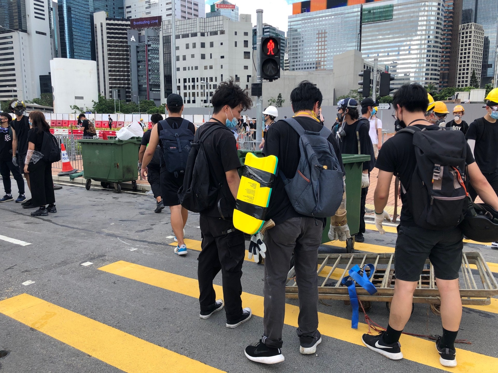 有示威者以浮板作盾。（陳諾希攝）